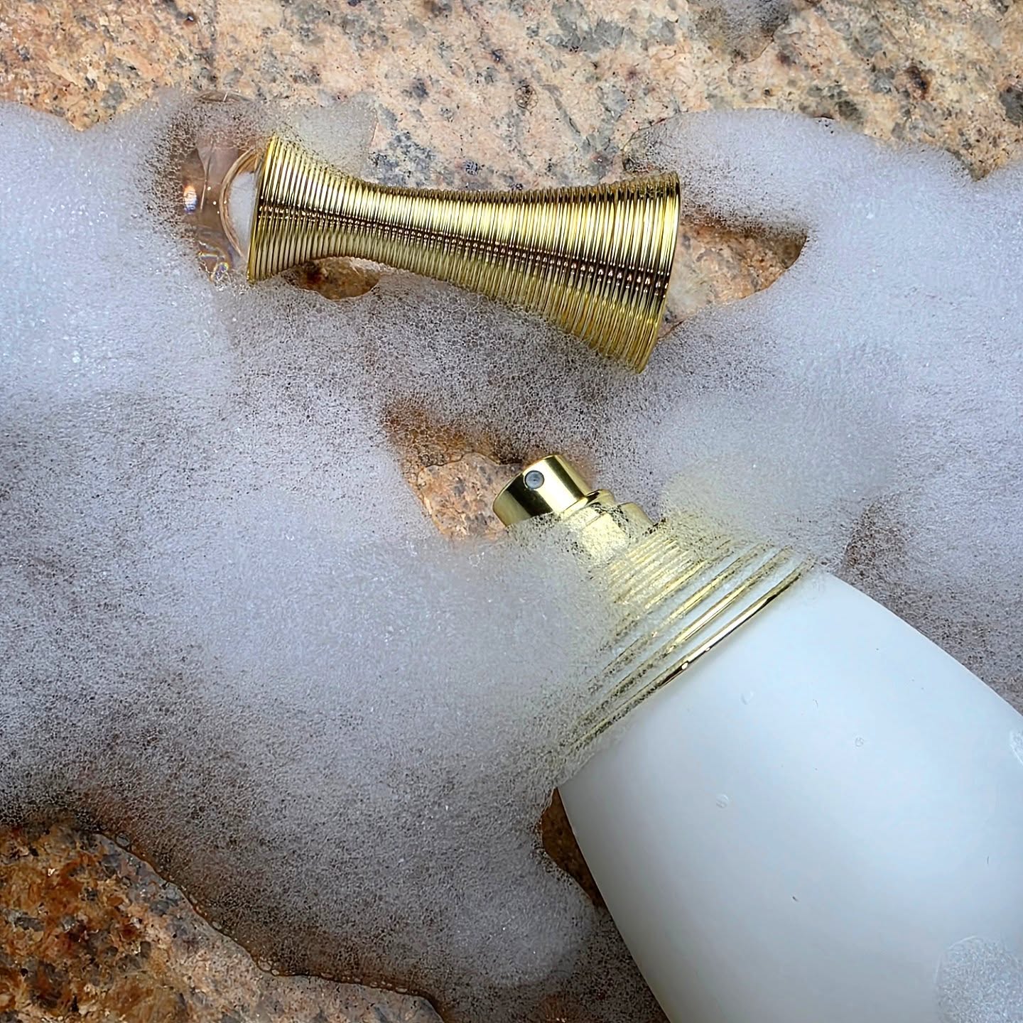 J'adore d'Eau is a fresh floral giving clean vibes. I'll pull this out once the weather heats up.
.
.
.
.
.
.
Notes: Jasmine Sambac, Green Notes, Magnolia, Honeysuckle, Neroli, and Rose.
.
.
.
.
.
.
#designerperfumes #perfume #dior