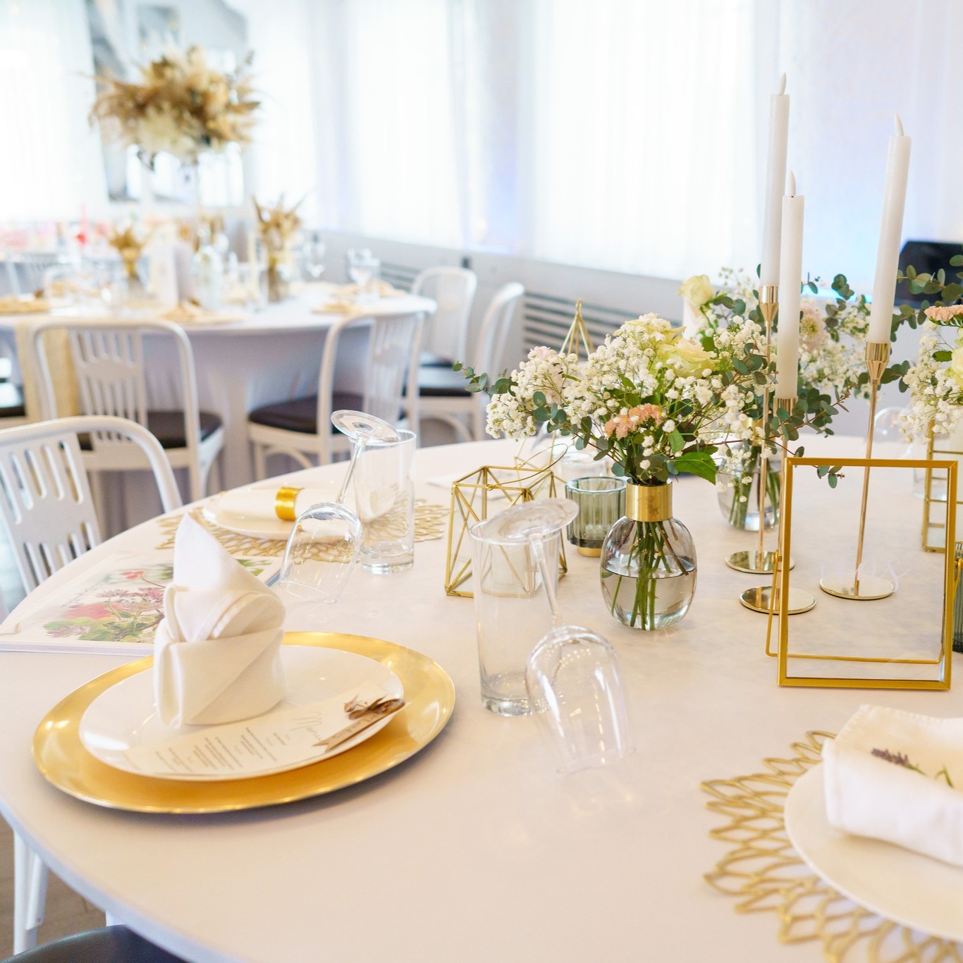 Impressionen vom Präsentationstisch mit hellen Blumen und goldenen Akzenten beim Infoabend vom Matrimonium Kollnbrunn.
Falls auch ihr eine Partnerin für Deko und Floristik eurer Veranstaltung sucht, freuen wir uns auf eure Kontaktaufnahme!
Fotos von https://www.christianmari.at/
#hochzeitsdekoration #hochzeitsdeko #hochzeit2025 #heiraten2025 #prennercreativ #hochzeitsfloristik