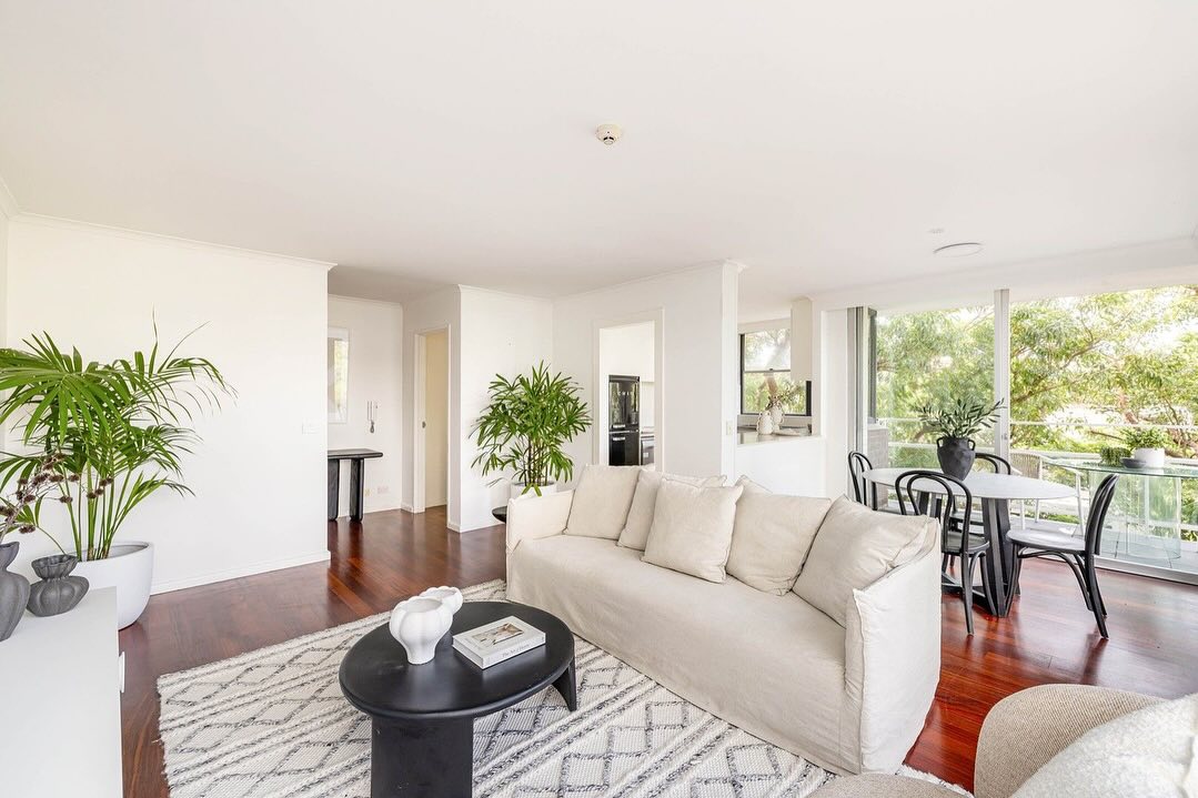 Just bought, Elizabeth Bay! Hugh and I have just purchased our clients a very bright and spacious unit in the ever popular âElizabeth Bay Gardensâ. Our clients love the position and green outlook.
#elizabethbay #pottspoint