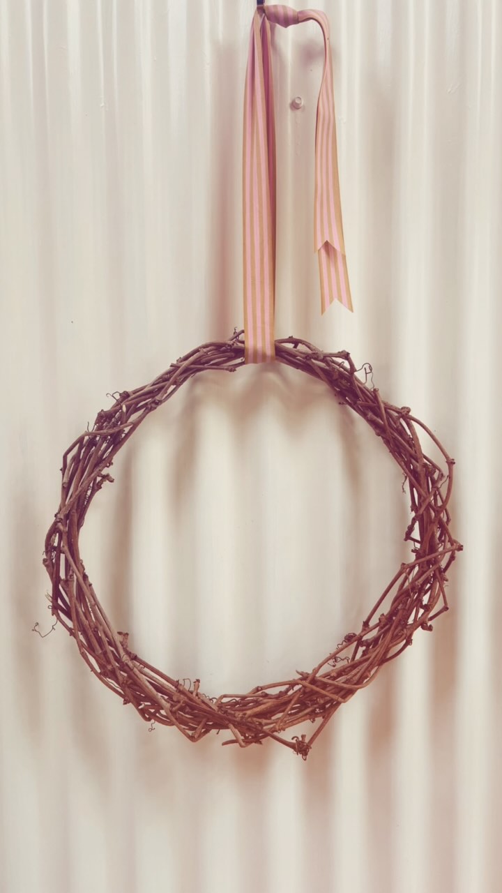 -:- WREATH BASE -:-
from foraged (stolen) vines…
anything long and flexible will suffice.
Keep turning and wrapping and shaping.
Easy!