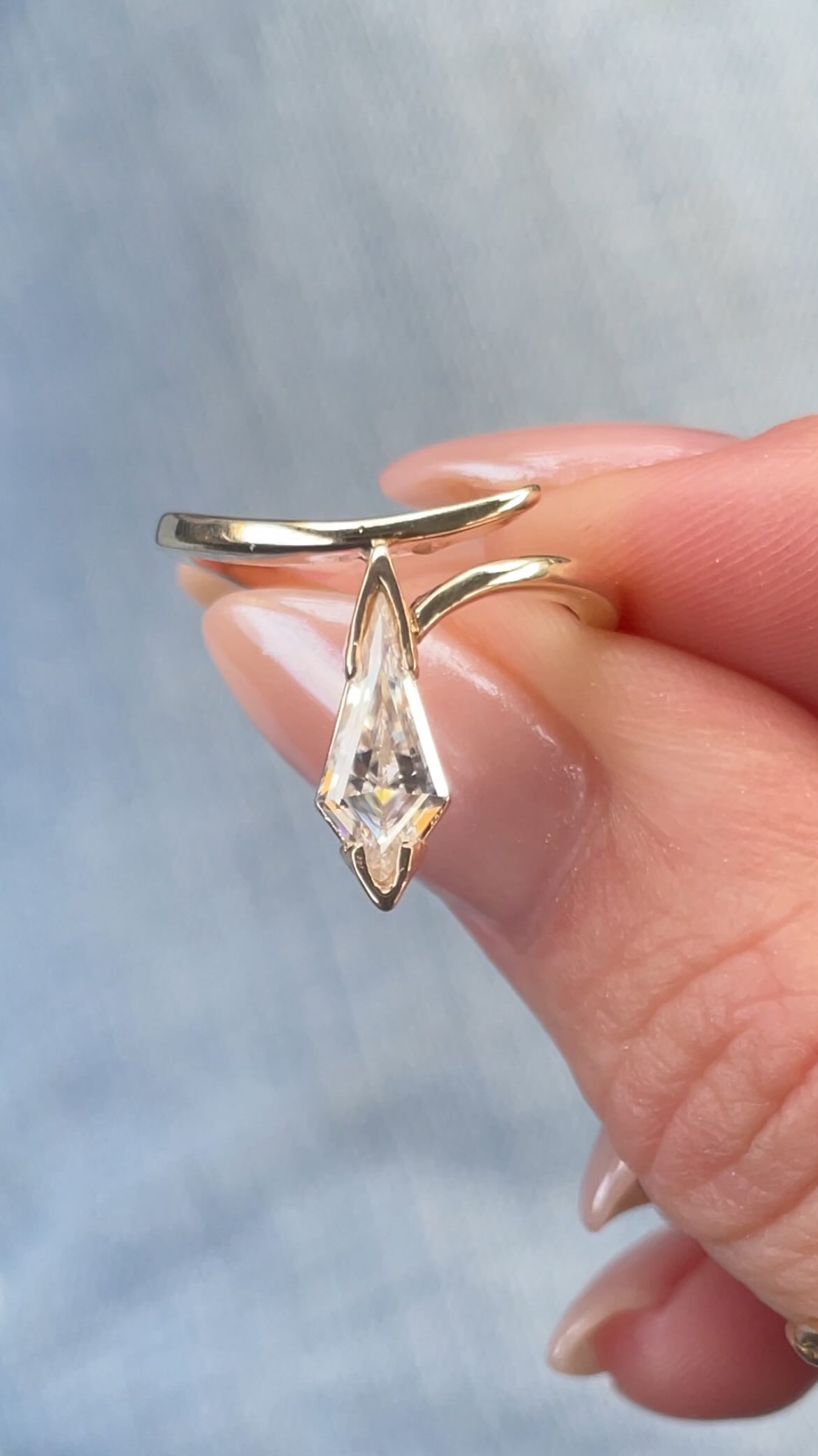 I think obsessed is an understatement 😍 This custom piece was soooo much fun to make!! Kite shaped moissanite set in solid 10k gold ✨
Dm to create your dream piece!!
#customjewelry #jewelrydesigner #handmadejewelry #customjewelry #moissanitejewelry #cusomengagementring #kiteshaped