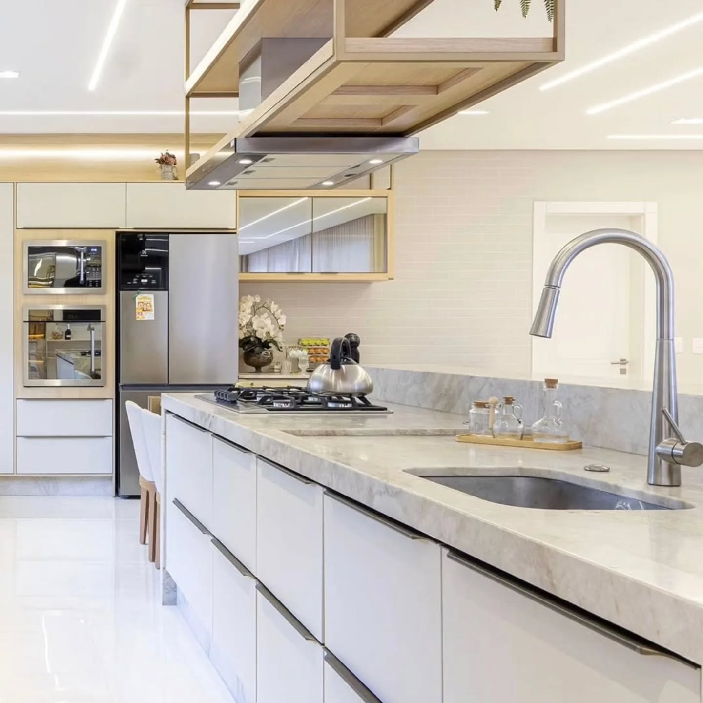 Sofisticação sob medida!.
Cada traço desta cozinha foi desenhado para refletir o equilíbrio perfeito entre elegância atemporal e funcionalidade inteligente.
Com acabamentos primorosos e soluções sob medida, transformamos ambientes em experiências de viver.
Na Innovafatto, projetamos mais do que móveis.
Criamos cenários para grandes histórias.
#Innovafatto
#AltoPadrão
#DesignDeInteriores
#ArquiteturaDeInteriores
#CozinhaDeLuxo
#MóveisSobMedida #Elegância
#EstiloDeVida
#moveisplanejados