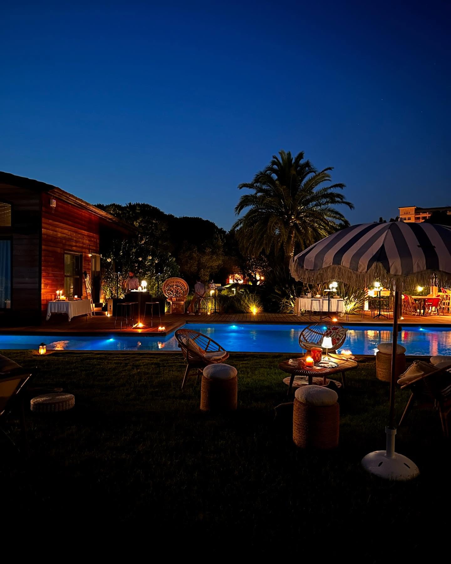 Clés en main ✨ Tout est au rendez-vous pour passer une agréable soirée : un jardin illuminé, une atmosphère douce, des saveurs délicates et des éclats de rires partagés… Un moment suspendu sous les étoiles avec @byjoy.traiteur
#byjoytraiteur #byjoy #traiteur #catering #provence #sttropez #sainttropez #lacroixvalmer #frenchriviera #event #traiteurevenementiel #traiteursttropez #traiteursainttropez #évènementiel #var #evenementcleenmain #cateringservice #traiteurmariage #traiteursurmesure #evenementsurmesure