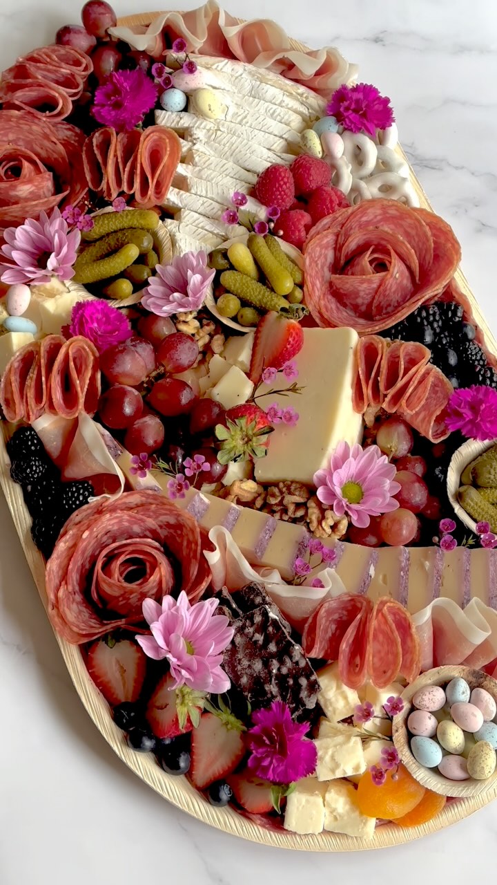 Easter snacks, but make it pretty. 🐰🌸🍇🧀
Happy Easter, friends!! 🐣🪺
#charcuterie #easter #eastercharcuterie #charcuterieboard #clteats