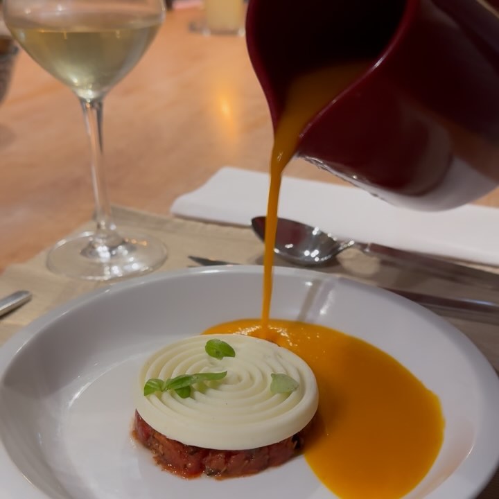 Nieuw seizoen, dus nieuwe gerechten 😋
⭐️ Spectaculaire tomatensoep met mozzarella
⭐️ Zalm met vanillesaus en een aspergemuffin
⭐️ Ballotines van kip met kaasmousse en zwarte olijven
⭐️ Pavlova met mango en passievrucht
Dat wordt weer smullen bij Oh, le chateau! 😍
————————————
Nouvelle saison, donc nouveaux plats 😋
⭐️ Soupe de tomates spectaculaire à la mozzarella
⭐️ Saumon à la sauce vanille et muffin aux asperges
⭐️ Ballotines de poulet à la mousse de fromage et aux olives noires
⭐️ Pavlova à la mangue et au fruit de la passion
Nous allons encore nous régaler à Oh, le château! 😍
#culinaireinspiratie #chefdecuisine #tabledhote #zininfrankrijk #cooking #foodie #slowtourismefrance #weekendtoulouse #vacancesmai #tarn #chambresdhôtes #momentsinoubliables #escapadegourmande #ohlechateau