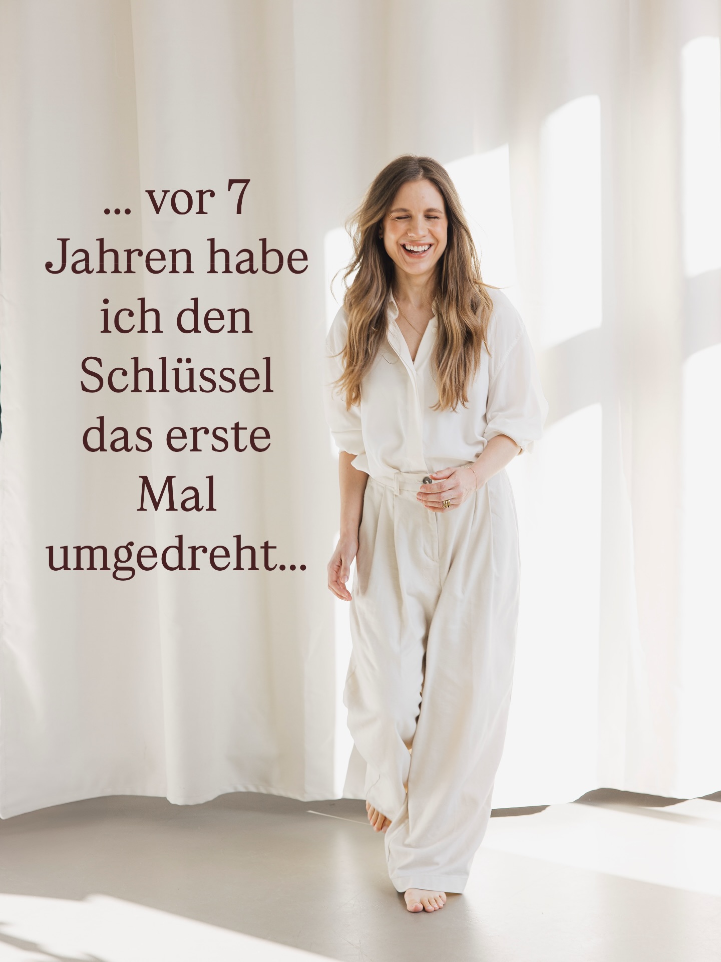 …vor 7 Jahren habe ich den Schlüssel umgedreht, um das erste Mal diesen neuen Raum zu füllen. Mit tollen Menschen, warmer Atmosphäre, liebevollen Begegnungen, Schönheit- von Innen und von Außen. Dieser Raum fühlte sich für mich am Anfang so groß an- fast überwältigend. Und irgendwo doch sofort wie ein wohliger Ort, der mich zur Ruhe kommen ließ. Ein großer Schritt ins Unbekannte, und gleichzeitig die Entscheidung, trotz so großer Angst etwas zu wagen, rauszugehen und sichtbar zu werden. Vorher noch geschützt im eigenen Wohnzimmer mit kleinem Schminktisch, sollte das Konzept und mein Ansatz von Beauty Coaching und ganzheitlicher Schönheit mehr hinaus in die Welt.
Die letzten 7 Jahre ist so viel passiert und gleichzeitig denke ich: wie können 7 Jahre so schnell vergehen. Ich bin unglaublich dankbar, dass ich diese Arbeit machen darf, so viele unfassbar tolle Frauen in den letzten Jahren begleiten und kennenlernen durfte auf ihrem persönlichen Weg, Schönheit nochmal neu zu entdecken.
Mein Herz schlägt auch noch nach so langer Zeit für dieses Thema, weil es mich auf verschiedenen Ebenen persönlich so beeinflusst und begleitet hat in meinem eigenen Prozess, einen Zugang zu mir selbst zu finden - lange vor dem Studio. Und es berührt mich immer wieder aufs Neue, wenn ihr mit mir eure Geschichten teilt, wenn ich wunderschöne Frauen vor mir sitzen habe, die dies zum Schluss das erste Mal selbst erkennen und fühlen können- auch wenn es erstmal nur ganz zaghaft ist.
Danke für 7 Jahre, danke euch für euer Vertrauen, die Unterstützung und Liebe hier. ♥️🫶🏻🥹
Happy Birthday, my big little happy Place 🥰
Mich würde total interessieren, seid wann ihr hier schon dabei seid- ganz neu, von Anfang an oder dazwischen?😇
#beautyinsideout #naturkosmetik #happybirthday #greenbeauty #beautycoaching