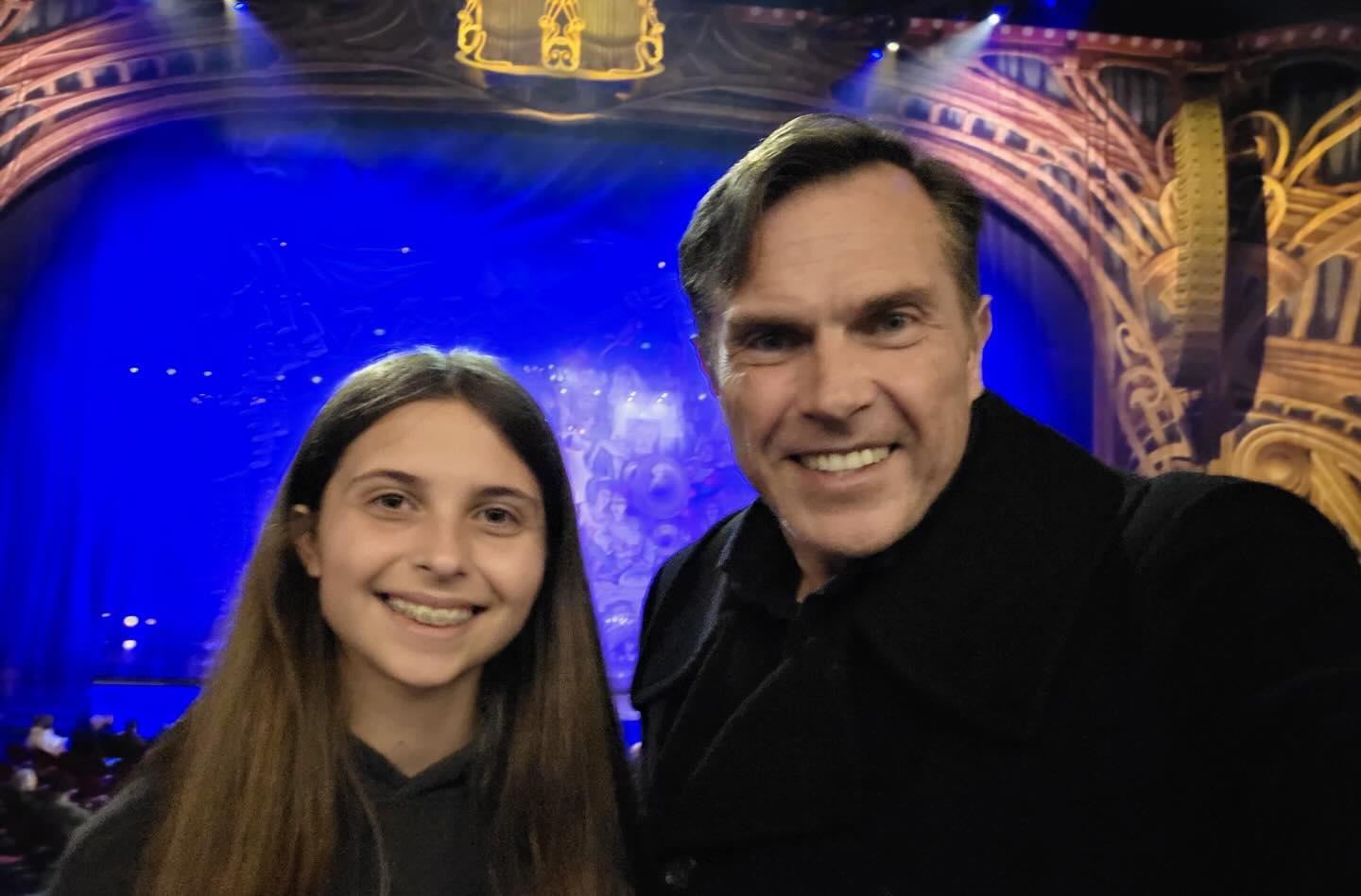 Souvenir magique au Cirque du Soleil. Des étoiles plein les yeux, des rires complices, et des moments inoubliables sous le chapiteau.
*****************************************
#CirqueDuSoleil #Lisbonne #PèreEtFille #SouvenirsMagiques #charlesphilippedorleans #princecharlesphilippedorleans #princecharlesphilippe #princedorleans #ducdanjou #naomidorleans #naomivaleskadorleans #princessenaomidorleans #princessenaomi #princessedorleans #duchessedanjou #maisonroyaledefrance #france