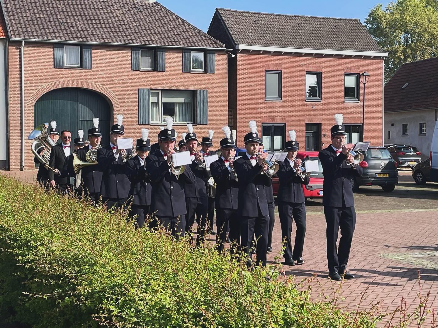 Wat zijn we altijd trots als vereniging dat we op een dag als vandaag ons mogen laten zien in ons dorp. Traditiegetrouw trekt de fanfare voorop in de kinderstoet naar de Douve om daar de Nederlandse en de Limburgse vlag te hijsen terwijl de volksliederen gespeeld worden. Dit jaar was extra bijzonder omdat we een serenade mochten brengen aan oud lid van de fanfare Leo Peters die een lintje heeft mogen ontvangen.
Lei, proficiat! โค๏ธ๐ค๐
@leike_peters