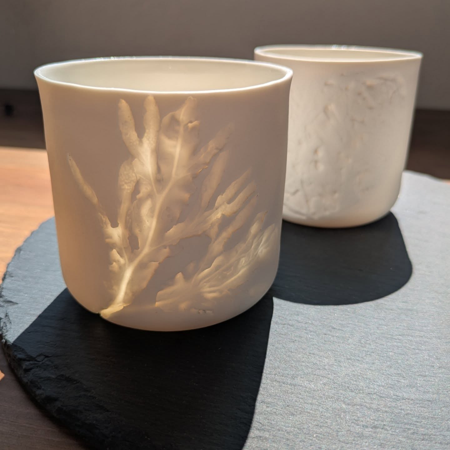 ALGUE
-
Porcelaine
-
Les premiers prototypes autour d'empreintes d'algues
A découvrir dans un mois au @marcheceramiquegiroussens
#empreinte #porcelaine #algue #relief #matière #porcelainesensible #pieceunique