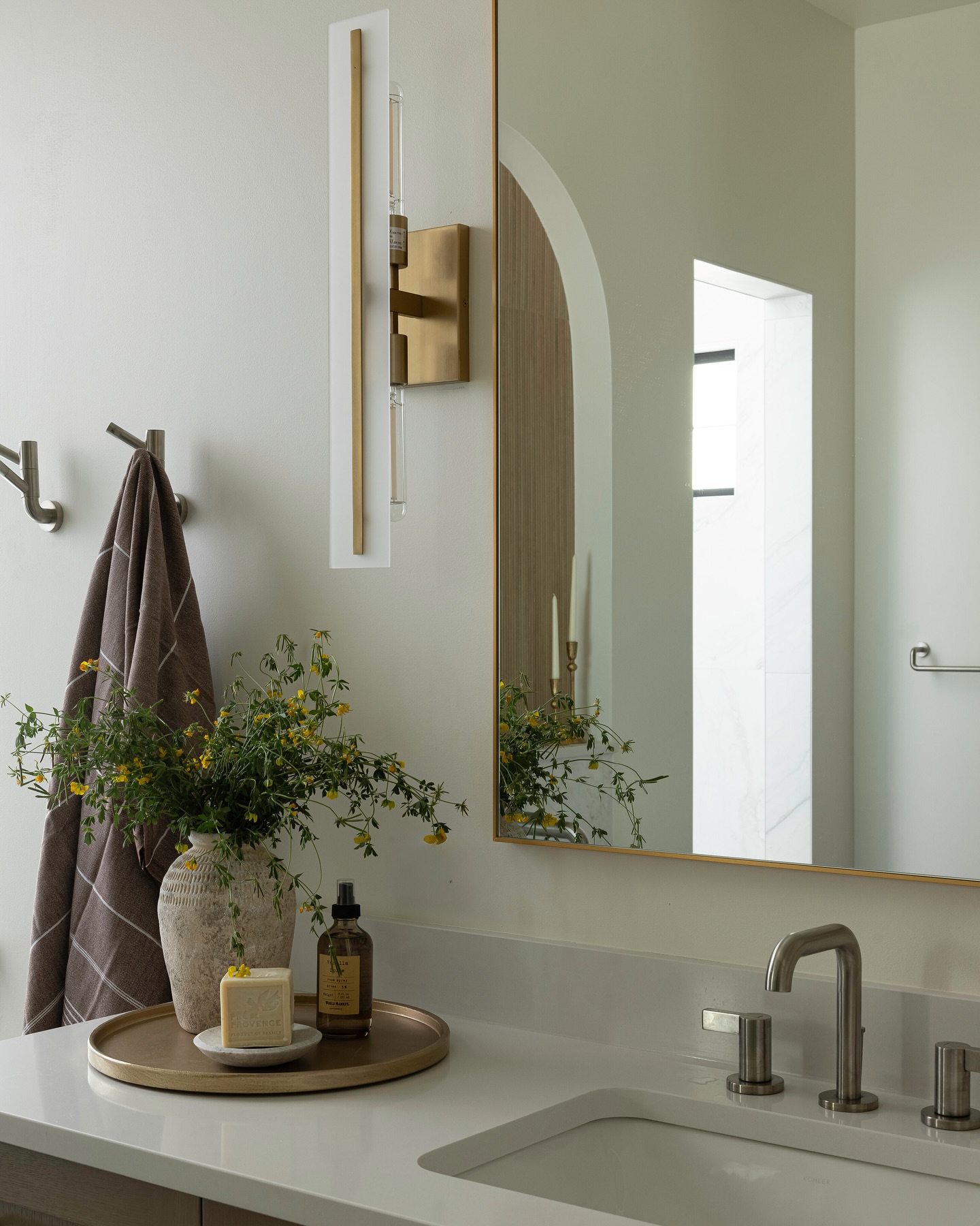 It’s the versatility for me 💁♀️
From earthy and organic to bold and funky—I love designing for a broad range of styles. Every home (and every client!) has its own personality, and my job is to bring that to life in a way that feels true and beautiful.
Which one is more your vibe? Drop a 🪵 for natural tones or a 🐈for the funky moment!