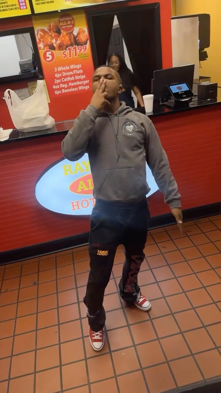 That bounce hit different when I make the beat 🔊@southmemphishypeman feelin’ that #SwagWalk by @kingmatt.901 produced by yours truly 😤
#2CentGotThatWangMane #Memphis #DanceChallenge #MusicProducer