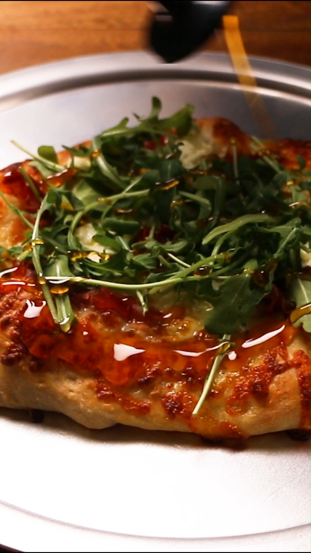 This Hot Honey Pizza Bianca is what cheesy, spicy-sweet dreams are made of. With crispy crust, creamy ricotta, melty mozzarella, peppery arugula, and a drizzle of homemade hot honey — it’s the kind of pizza that disappears fast.
🔥 Want to make your own hot honey? Just simmer honey with a pinch of chili flakes for 5 minutes.
#tiseosfrozenpizzadough #pizza #recipeoftheday #easyrecipes #frozenpizzadough #tiseosdough