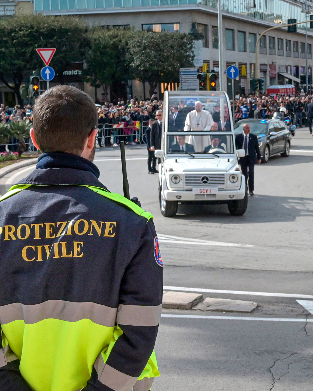 Una mia foto che racchiude un’emozione profonda: Papa Francesco durante la sua visita a Bari e davanti a lui un operatore della Protezione Civile Regione Puglia.
Due figure diverse, unite da un unico messaggio: protezione.
Papa Francesco è stato anche questo: un uomo che con la sua presenza e le sue parole ci ha fatti sentire al sicuro, accolti, compresi.
Grazie, Santo Padre, per averci donato esempio e speranza.
www.andreaveneziano.it
#andreaveneziano #bari #papafrancesco #protezione #protezionecivile #fede #umanità #solidarietà #amore #pace #spiritualità #vicinanza #cura #gestisemplici #emozioni #italia