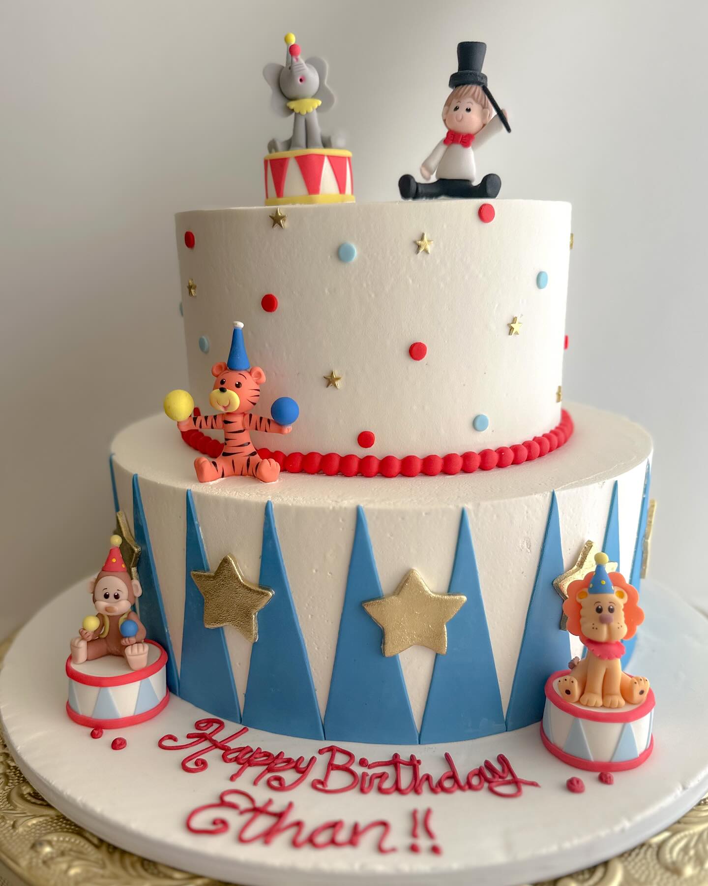 Sometimes, having a toddler feels like juggling in a circus, so the theme is very fitting for their birthday!
#circustheme #circuscake #circusbirthday #birthdaycake #customcake