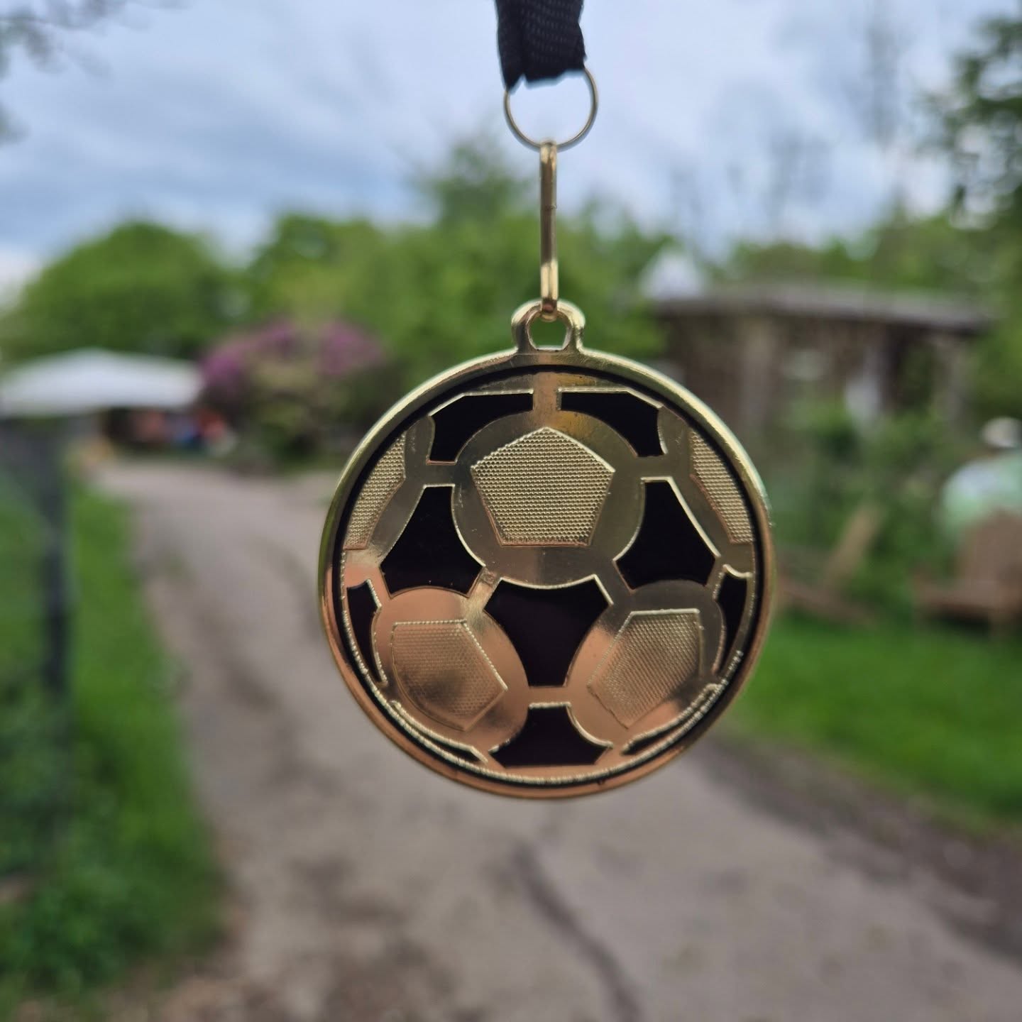 Unser Fußballturnier war ein voller Erfolg! ⚽️
Ein riesiges Dankeschön an alle Spieler*innen, Zuschauer*innen und Unterstützer*innen – ihr habt den Tag unvergesslich gemacht! 🏆🥇
Ein besonderes Shoutout geht an den @aktivspielplatzseelberg und die @jugendfarmbotnang1972 – danke, dass ihr mit euren Teams dabei wart!
Wir freuen uns jetzt schon auf nächstes Jahr – wir sehen uns auf dem Platz!
#abenteuerspielplatz #stuttgart #vaihingen #fußballturnier