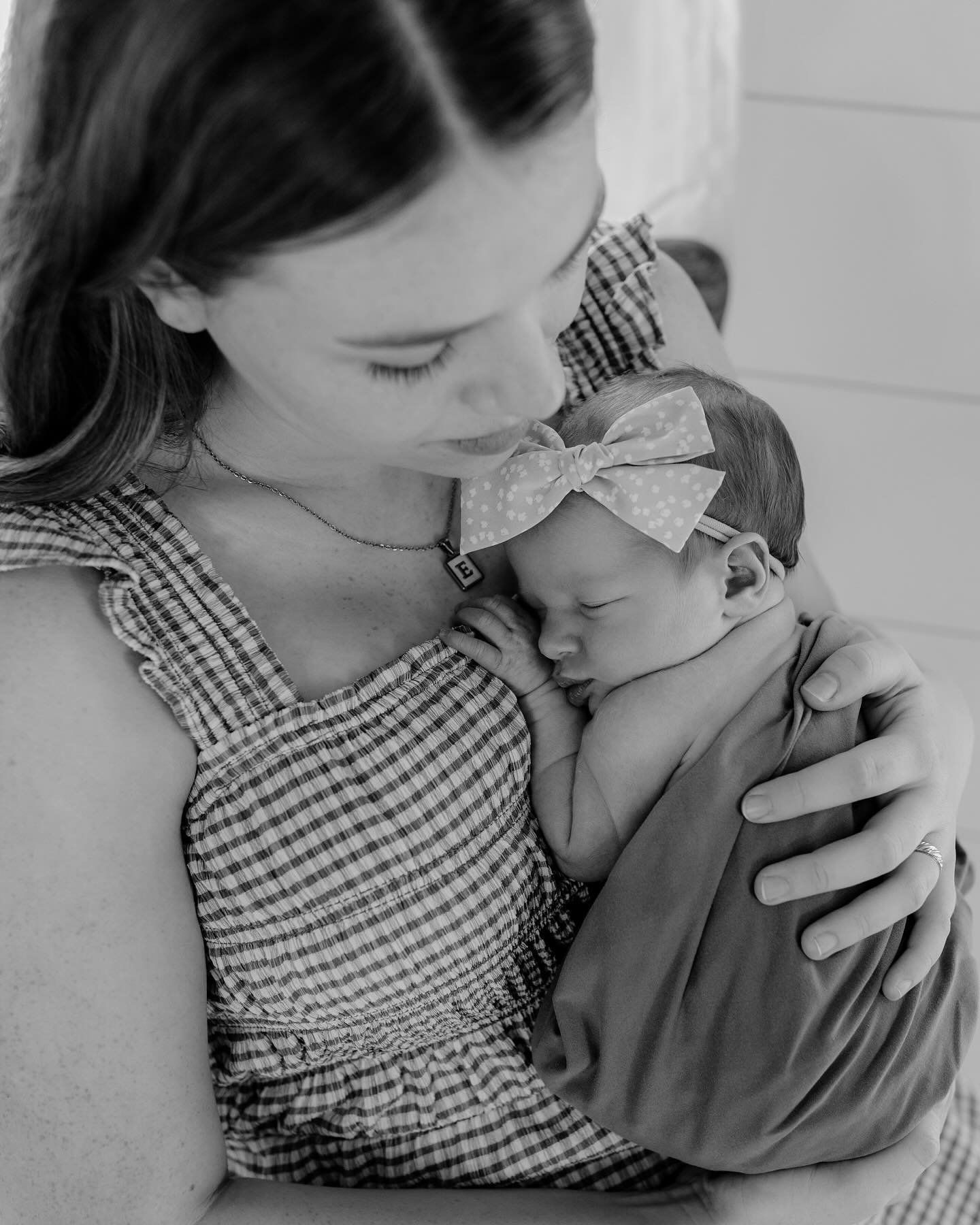 And then there were three. 🤍
Nothing quite like seeing new parents adore their new baby, and I’m honored that I get to capture it.
#hattiesburgnewbornphotographer #hattiesburgphotographer #hattiesburgmsphotographer #mississippiphotographer #mississippinewbornphotographer #neworleansphotographer #neworleansnewbornphotographer #southlouisianaphotographer #louisianaphotographer #newborns_featured #newbornphotography
