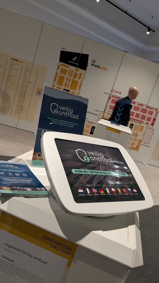 Vorige maand stonden we op Worksafe Antwerpen, dé beurs voor wie actief is op vlak van veiligheid, gezondheid en welzijn op het werk. Gedurende twee dagen kon je onze opleidingapplicatie vinden in de Innovation Gallery, maakten we kennis met jullie tijdens de Innovation Tour en lieten we zien waarom wij video gebruiken om een blijvende impact na te laten.
De belangstelling voor onze opleidingsapplicatie was groot en jullie enthousiaste reacties zijn een bewijs van hoe efficiënt en gebruiksvriendelijk ons systeem werkt. En dat bleek ook uit jullie waardering en stemmen, want we wonnen de Innovation Award van het publiek! 🙏
Bedankt aan iedereen die langskwam, vragen stelde en interesse toonde in onze veiligheidsfilms en opleidingsapplicatie. Kon je er zelf niet bij zijn, maar ben je benieuwd hoe wij jouw onboarding interactief en tijd- en kostenbesparend kunnen maken?
Check onze website
👉 www.veiligonthaal.be
#veiligonthaal #ingeblikt #WorksafeFlanders #Worksafe2025 #WSF25 #veiligheid #preventie