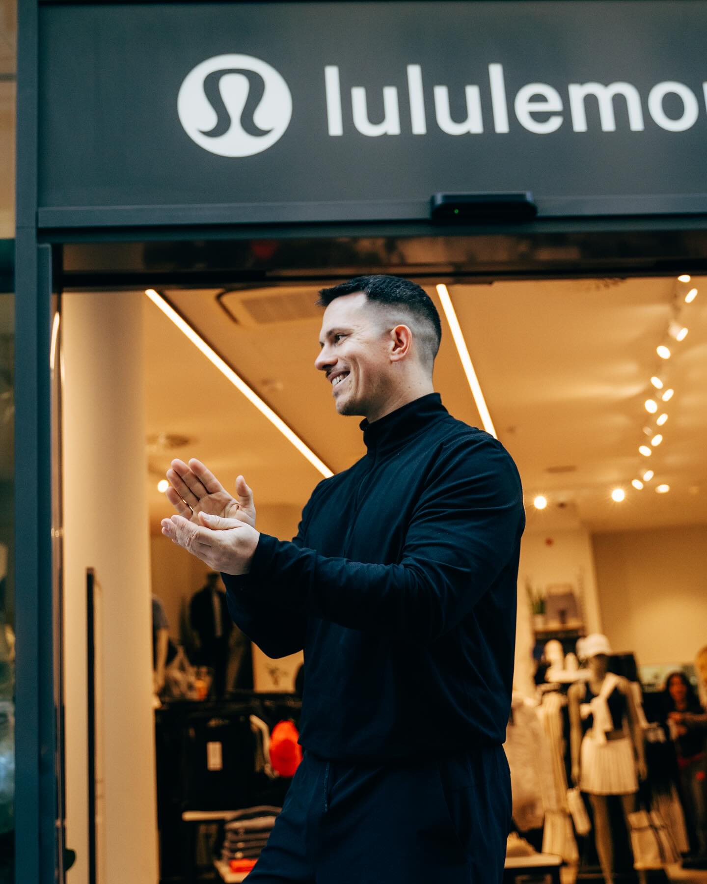 Already a 2025 highlight ✨
Last Saturday is marked as an absolute highlight in my trainer career with a highlight community sweater with more than 60 people crushing their workout together @lululemoneurope store in @dorotheenquartier!
Live Workout DJ (I could get used to that 🙂), post workout breakfast from @heavenskitchen.rocks and a fitness challenge to really go all in, made this workout a perfect spring break.
Thanks to everyone who joined and @kikihuth @camioddone @mileyizacard and team, for making this happen.
Also to @johannesarnold89 for catching the vibe perfectly 📸
@0711workoutclub is ready for more! Are you?
#lululemonambassador #lululemon #0711workoutclub #groupworkout #workoutcommunity