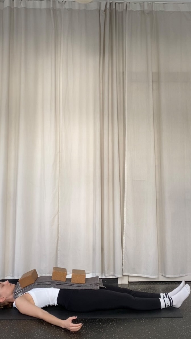 Im Restorative Yoga bleiben wir oft relativ lange in einer Haltung.
Die yogische Atmung eignet sich sehr gut um ein längeres Savasana vorzubereiten.
Der Atemfluss wird dabei in drei aufeinanderfolgende Bereiche unterteilt:
⭐️Bauch
⭐️Rippen
⭐️Schlüsselbein
Durch die Platzierung der Blöcke werden die Bewegungen der einzelnen Bereiche sichtbar und spürbar:
1. Zuerst hebt sich der Unterbauch.
2. Danach dehnen sich die Rippen seitlich und nach oben aus.
3. Zum Schluss weitet sich der obere Brustraum (Schlüsselbeinbereich).
📅📅📅📅
Wenn du dich für einen regenerativen Ansatz im Yoga interessierst , dann ist vielleicht meine Restorative Yoga Weiterbildung etwas für dich.
💡💡💡💡
14.11.25 - 16.11.25 in Berlin
Für meine Newsletter Community startet die Anmeldung ab morgen.
Alle Links findest du in meiner Bio.
#restorativeyoga#pranayama#yogateacher#yogaberlin