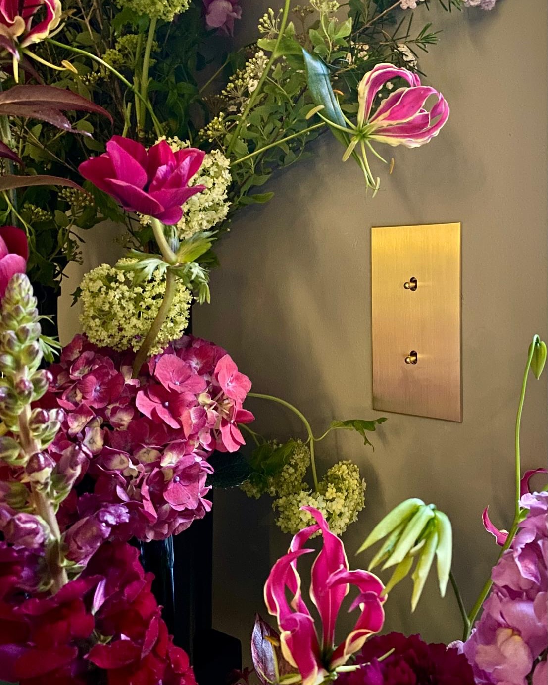 Quand les fleurs d’@Olivier_fleuriste rencontrent l’esthétique de @6ixtes.interrupteurs 💐✨
#6ixtes #6ixtesinterrupteurs #interrupteur #ateliersdefrance #savoirfaire #artisanat #artisanatfrancais #artisans #architecture #luxe #decoration #interiordecor #bouquetparis #livraisonfleurs #luxuryflorist #flowers