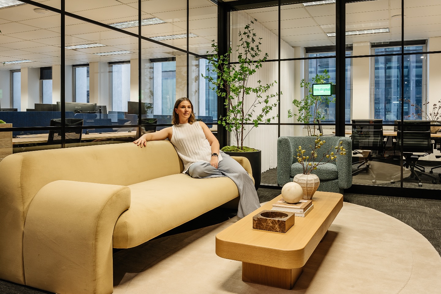 Oh to work in an office with a couch like this! 😍
From our @tfm.digital office fit-out in #brisbane CBD
📸 || @joeweaven
#hausofgray
#interiordesign #interiorstyling #commercialinteriors #brisbaneinteriordesigner