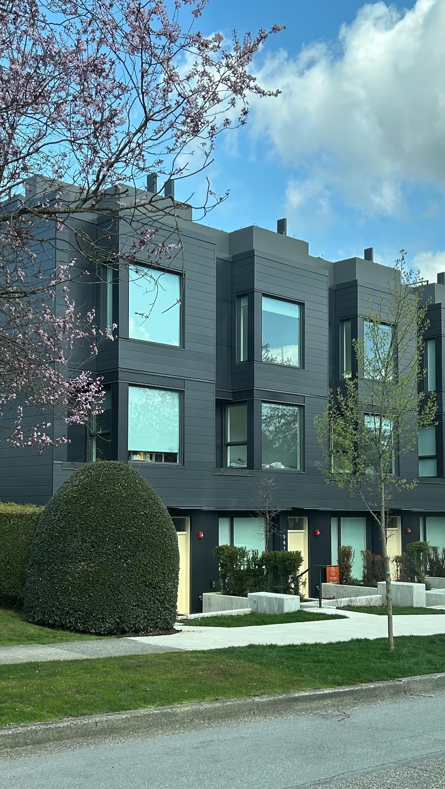 Only a few move-in ready 3-bedroom homes remain at Seasons by Sightline with GST INCLUDED on this home (577) and unit 557.
Seasons is a 19 unit townhouse project at W26th and Ash St steps from Queen Elizabeth Park and Cambie Village. Love the kitchen design, central courtyard and rooftop terraces with mountain views. It already has a nice community vibe with residents having moved in and only 19 homes total.
â¨I think thereâs an opportunity for some deals to be had here - dm me for info and to schedule a showing!