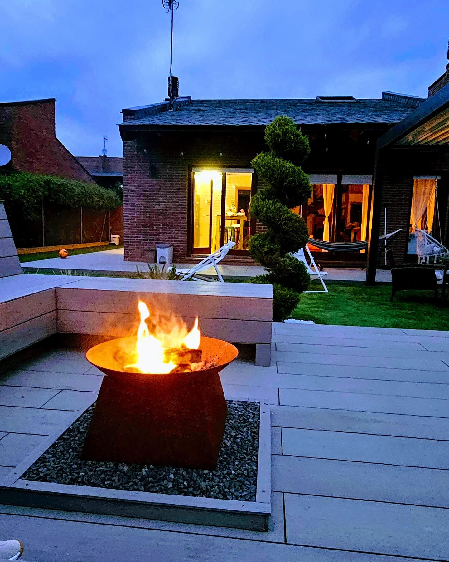 Aquí os subimos una de nuestras fotos preferidas 🌸. No os podéis imaginar qué imagen más fantástica y sensación de paz que nos puede ofrecer este pequeño rincón. Ideal para atardeceres en primavera. Gracias a @dissenyverd por darnos esta magnifica idea y gracias a @johannao1602 porque sin tu ayuda nada sería posible