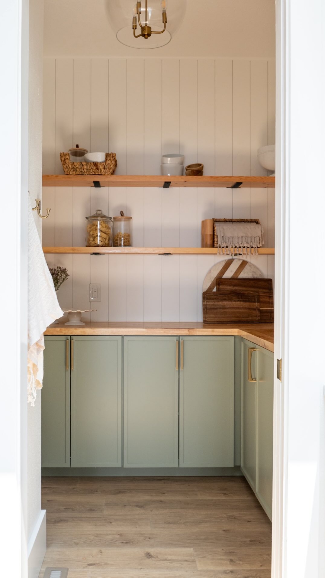 Serious pantry goals ✨ I don't have before photos of this space but trust me, she had a seeerious glow up! Before it was all open shelves and all white. We added closed storage, a countertop and a pop of color to make it more functional and much more beautiful. Bright and Beautiful will always be one of my favorite projects!
📸: @sophiawikoffphoto
#boiseinteriordesigner #boisegeneralcontractor #boiseinteriordesign
