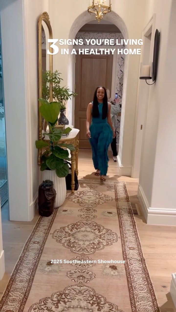 A well-balanced home just feels right💕.
…a hallway is no exception and not to be overlooked!
P.S. It’s pretty amazing how 23 designers never coordinated concepts but finished this beautiful Showhouse cohesively. It’s a must see!!! Grab your ticket @southeasternshowhouse!! Only 3 weeks left to tour.
#seshowhouse25 #interiordesign #atlantadesigner #designinspo #pwidtips #showhousedesigner