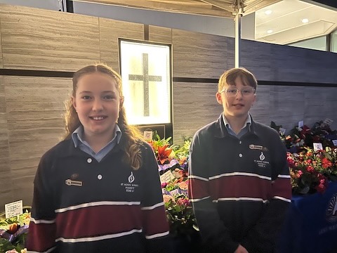 It was a special morning at the @highettrsl this morning at the Anzac Day Dawn Service. It was a privilege for our School Captains Izzy and Harry to be part of it by reciting poetry and laying a wreath. They were honoured to participate and did a wonderful job. It was terrific to see many members of St Agnes’ community present to join in the commemoration and pay their respects.
Congratulations to Jen, Roger, Jordie, John and the team for your efforts in bringing it together. A community partnership highly valued by all at St Agnes’.
#lestweforget 🌺