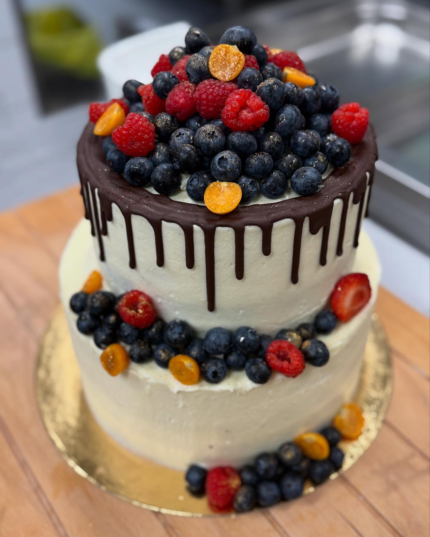 Zweistöckiger Tortentraum für besondere Anlässe!
Unsere neueste Kreation begeistert nicht nur optisch, sondern auch geschmacklich:
Oben verführt euch eine edle Schokoladenfüllung kombiniert mit fruchtigem Cassis - unten wartet eine frische Mischung aus Maracuja und Lemoncurd. Perfekt für eure Feier – die Torte reicht für bis zu 50 Gäste!
Dekoriert mit saftigen Beeren und zartem Schokoladendrip wird sie zum absoluten Highlight jeder Veranstaltung.
Sichert euch jetzt euren Wunschtermin – jede Torte wird individuell und mit viel Liebe handgefertigt!🫶
Jetzt anfragen und genießen!
#Torte #Hochzeitstorte #Feiertorte #Beerenliebe #Tortenträume #HandgemachtMitLiebe
