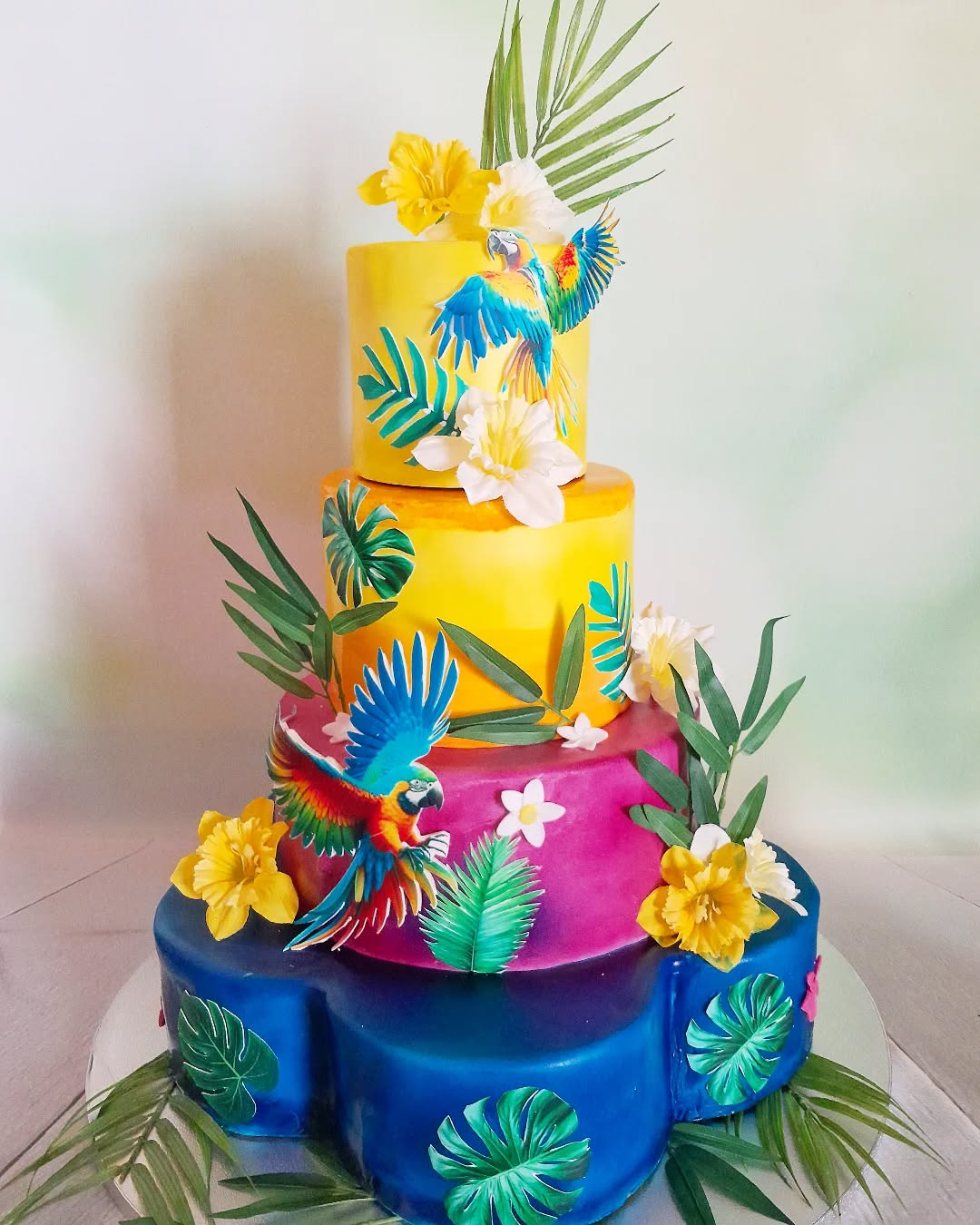 "Attention, explosion de couleurs tropicales !
🥭🦜J’ai eu un immense plaisir à créer ce gâteau XXL (plus de 80 cm de haut !) pour célébrer deux anniversaires sous le signe des perroquets, des fleurs exotiques et de la bonne humeur !
Un vrai défi aussi : transporter ce géant en une seule fois sans faire s'envoler les perroquets !
☺️Petite anecdote trop mignonne lors de la livraison : un petit garçon, émerveillé, m’a demandé si les perroquets étaient vrais... Je lui ai répondu que non, mais qu’il pourrait quand même dire qu’il a mangé du perroquet, car ils sont réalisés en feuille de sucre ! 🤪
Le modèle était inspiré d’une photo transmise par ma cliente, avec un étage spécial en forme de fleur (le niveau du bas) : c’était une première pour moi, et j’adore le résultat... et vous ?
#laperlerarecakedesign #cakedesign #gateaupersonnalise #patisserie #montmein #oullins #lyon #gateautropical #perroquetparty #gateauanniversaire #patisserieoullins #pierrebenite #cakedesigner #tropicalvibes