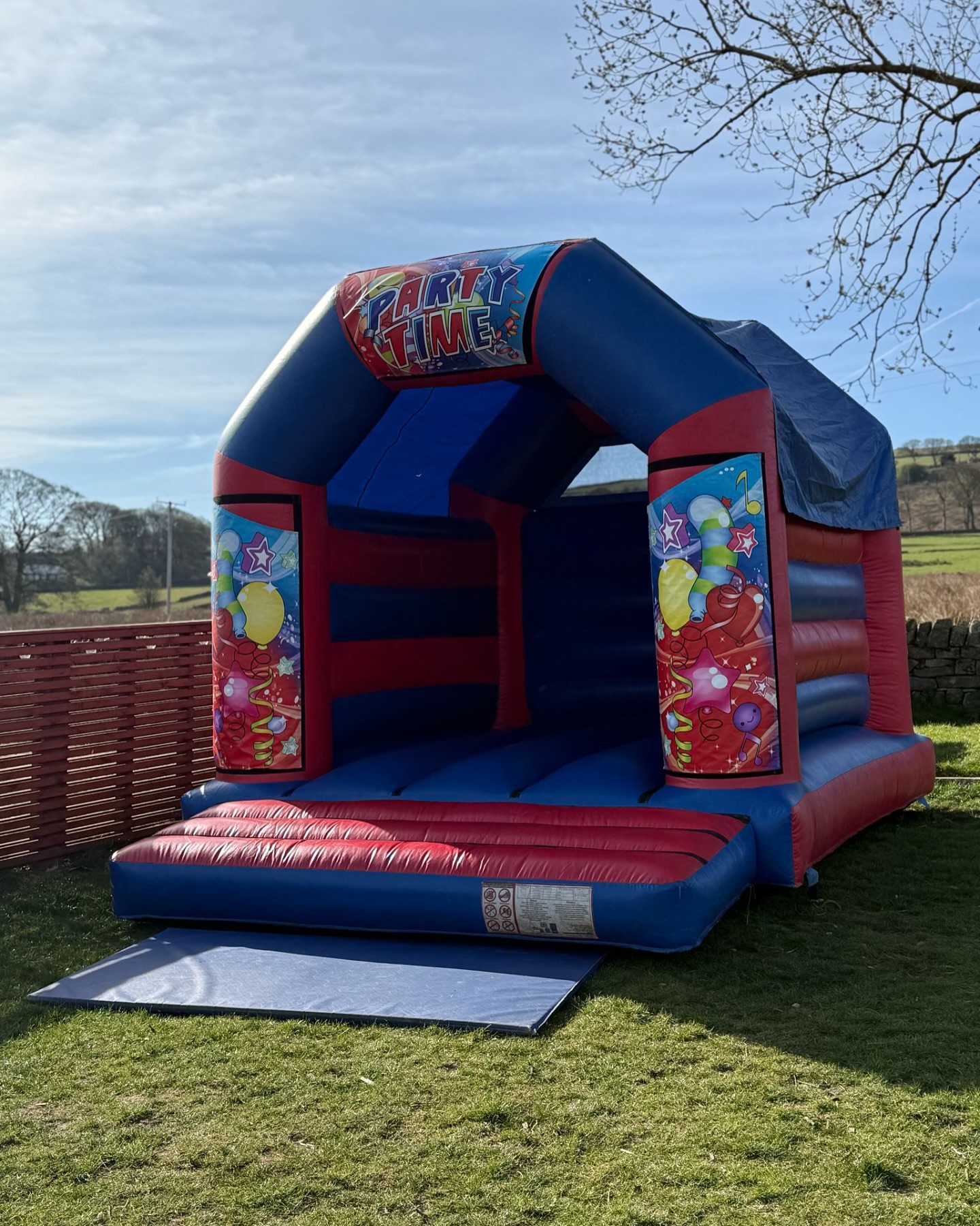 GOOD FRIDAY GOOD NEWS! 🏰 The castle is back all weekend! Weather permitting, you can pretty much guarantee our bouncy castle will be up and ready every weekend now on the lead up to summer ☀️ so consider us when you’re looking for somewhere to tire out the kids whilst relaxing yourselves 🍻