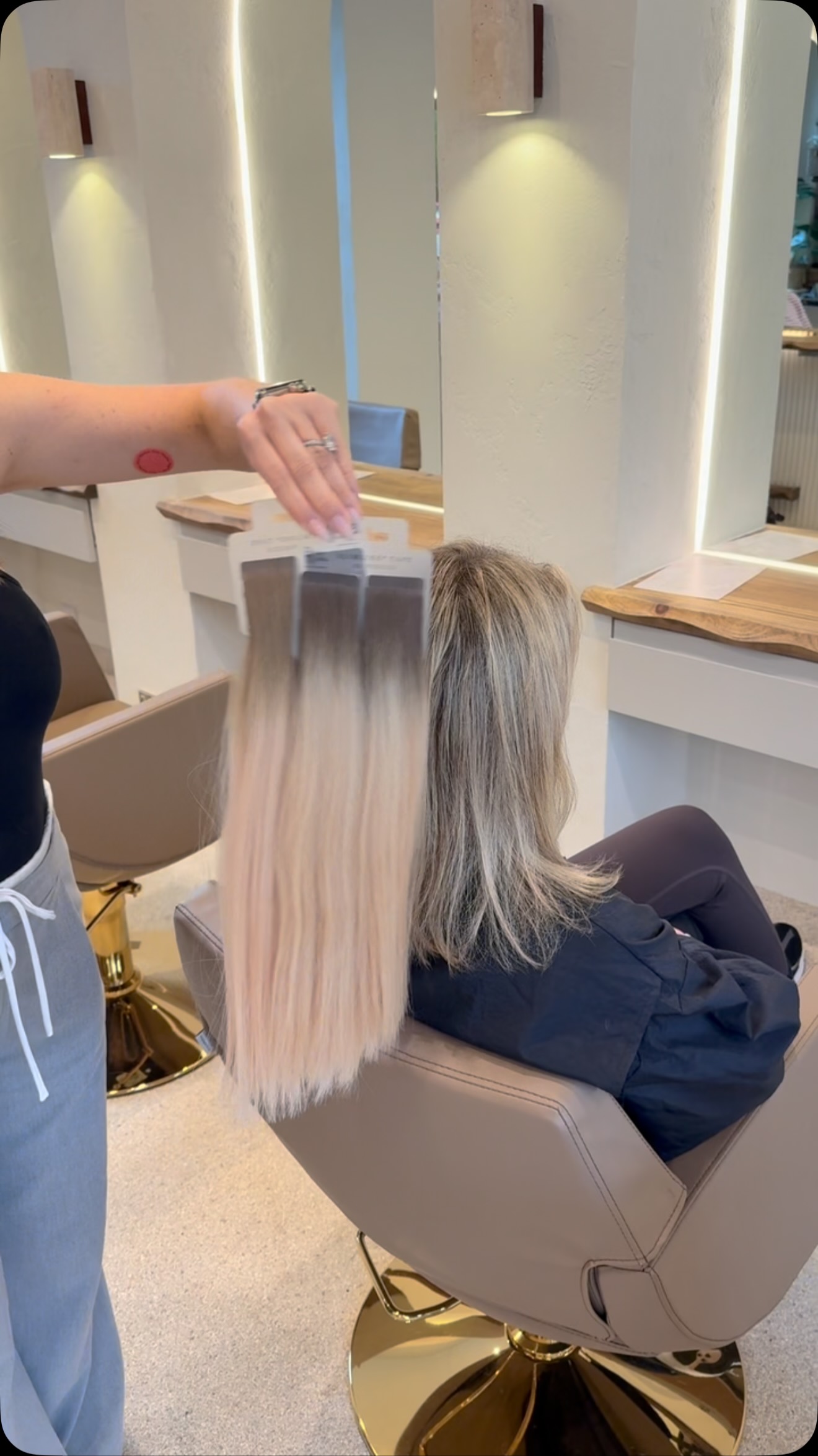 Adding thickness and dimension with slim line tape extensions @beautyworksprofessional using colours Calabasas & Bergen Blonde to create a natural blended result ✨
#hairextensions #blondehair #hairofinstagram #blondespecialist #hairdresser #luxurysalon #cheshiresalon