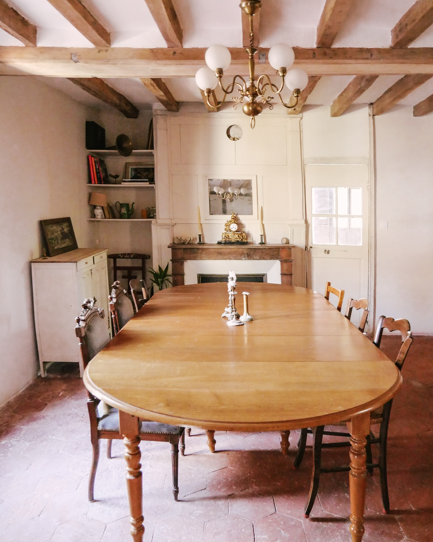 Une salle à manger idéale pour accueillir vos réunions familiales et divers entre amis !
On ne résiste pas à vous montrer la salle à manger “avant” au moment de l’achat de la maison !
Bonne journée à tous !
#lamaisonpieuse #lapuisayeadugenie #maisondhotes #maisondevacances #maisondefamille #puisaye #guedelon #bourgogne #mybourgogne #avantapres #avantaprestravaux #leboncoin