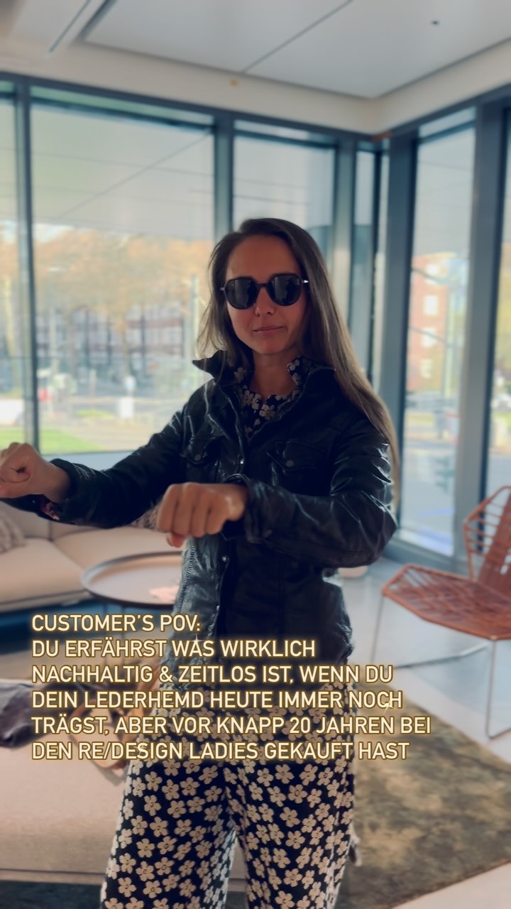 Wenn wir nicht immer live dabei wären, könnten wir unsere „Customer Story“ manchmal wirklich selbst kaum glauben. 😅🥲
Sophie hat dieses wunderschöne Lederhemd vor fast 20 Jahren aus unserer RE/DESIGN Musterkollektion erworben und trägt es nun einige Dekaden später noch immer mit Bravour 😍❣️
Gestyled hat sie es hier sommerlich mit einem Overall drunter und das gute Stück funktioniert als Jacke oder Hemd drüber perfekt.
Sie hat uns auf unserer letzten Roadshow in Düsseldorf besucht und wir haben uns unglaublich gefreut und finden die beiden geben echt ein Dreamteam für die Ewigkeit ab! 👌🏽 #keepitintheloop
#upcycling #leather #service #readytobuy
Gibt es ein Kleidungsstück in deinem Schrank, welches du schon so lange in Ehren hältst?