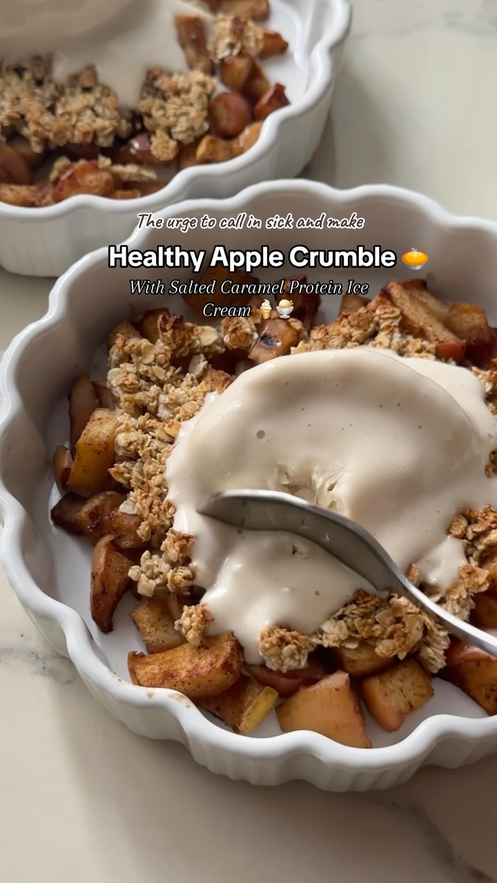 I cannot get over how GOOD these turned out! 😍 If you can make only one of the recipes I’m sharing it has to be this one 🥧
What you need for the protein icecream:
• 1 Tbsp Cottage cheese
• 1 tbsp green yoghurt
• 2 tbsp milk of choice
• 1 tbsp honey
• Protein Powder (I used salted caramel flavour)
Blend in a mixer and freeze for 30-40 minutes.
For the Apple Crumble:
• one red apple
• Sugarfree Maple Syrup
• cinnamon
• 1 Cup oats
• 2 tbsp honey
Chop apple in mini cubes and fry in maple syrup and cinnamon for 5-10 min. Place in a mold/form.
Mix oats, maple syrup until texture looks like in my video and add on top of the apples.
Bake in over for 15 min or until golden, 200c (fanforced).
Top the apple crumble with your protein icecream and thank me later 💕✨😍
#healthybaking #healthyapplecrumble #sugarfreebaking #proteinicecream #proteinrecipe #proteinbaking