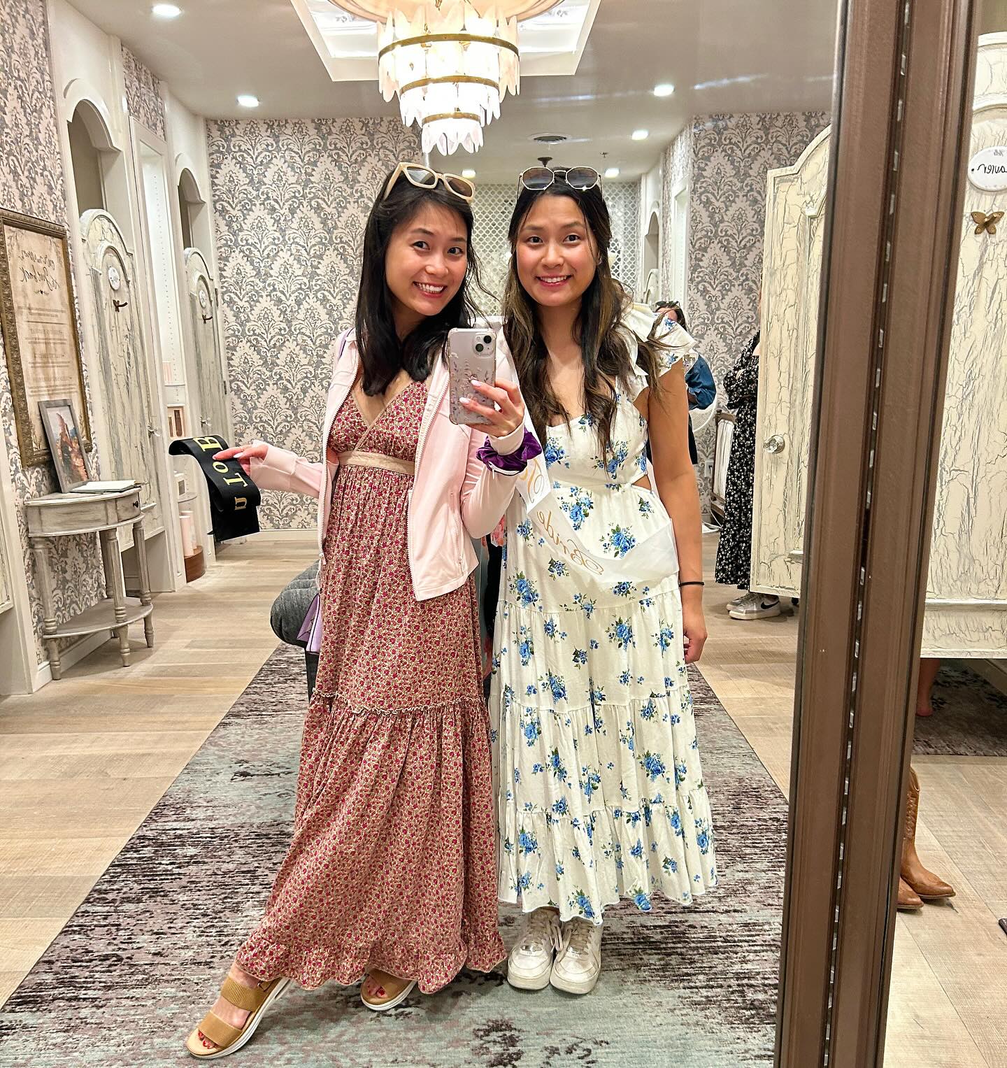 still seeing double after this weekend 👯♀️✨ a last toast on the coast at kiawah to celebrate @hayleyd41 !! here’s to our bride!!!! 💃🏻🍻🪩💞💕✨💖