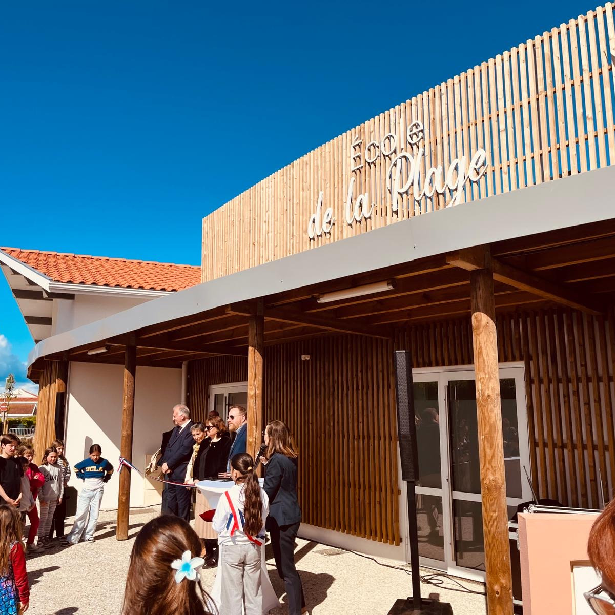 Il y a une semaine, nous étions à l'inauguration du Groupe Scolaire de la Plage à Biscarrosse. Une superbe matinée sous le soleil pour conclure 15 mois de ce chantier de restructuration. Une conception réalisée par l'Atelier Ballion + Poisson, Ingenierie OTCE Aquitaine, Economie Chirstophe Rault, Cuisine Intégrale de Restauration, OPC CRX et @sarl__ciel pour la Maitrise d'oeuvre d'éxecution en sous traitance de l'agence Alvaro. Nous remercions la mairie de Biscarrosse et ses agents, la direction de l'école et ses équipes ainsi que la totalité des entreprises; pour leur confiance, leur bienveillance et leur implication dans ce beau projet.