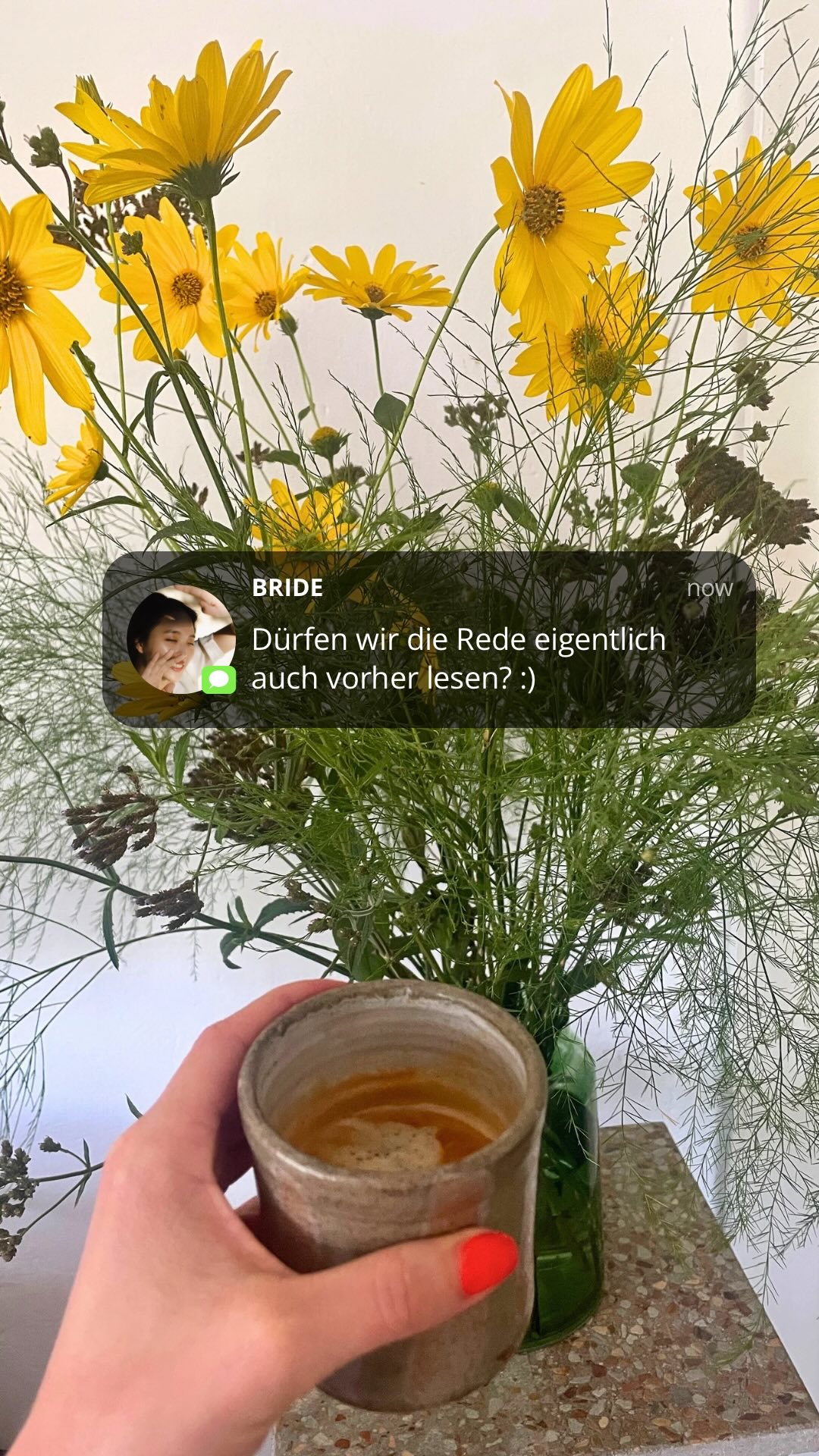 Ob ihr die Rede vorab lesen könnt?
Tatsächlich verschicke ich sie ungern vor der Trauung – und ich erkläre euch auch warum:
Stellt euch vor, es ist der Geburtstag eures besten Freundes und ihr habt die ultimative Geschenkidee.
Würdet ihr sie ihm wirklich vorher verraten? Oder würde es euch nicht viel mehr in den Fingern kribbeln, den Moment abzuwarten – wenn ihr ihm am Geburtstag das Geschenk überreicht und seine echten Emotionen das erste Mal seht? 😝🎁✨
Genauso ist es mit meinen Reden: Die Magie entsteht im Moment.
Wenn ihr jedes Wort schon vorher kennen würdet, würde so viel Zauber verloren gehen!!
Wenn es euch aber sehr wichtig ist - dann darf eine vertraute Person vorab drüberlesen!
Oder was meint ihr zu dem Thema? 😉
#freierednerin #freietrauung #hochzeitsrednerin #traurednerin #hochzeit2025 #freieredner