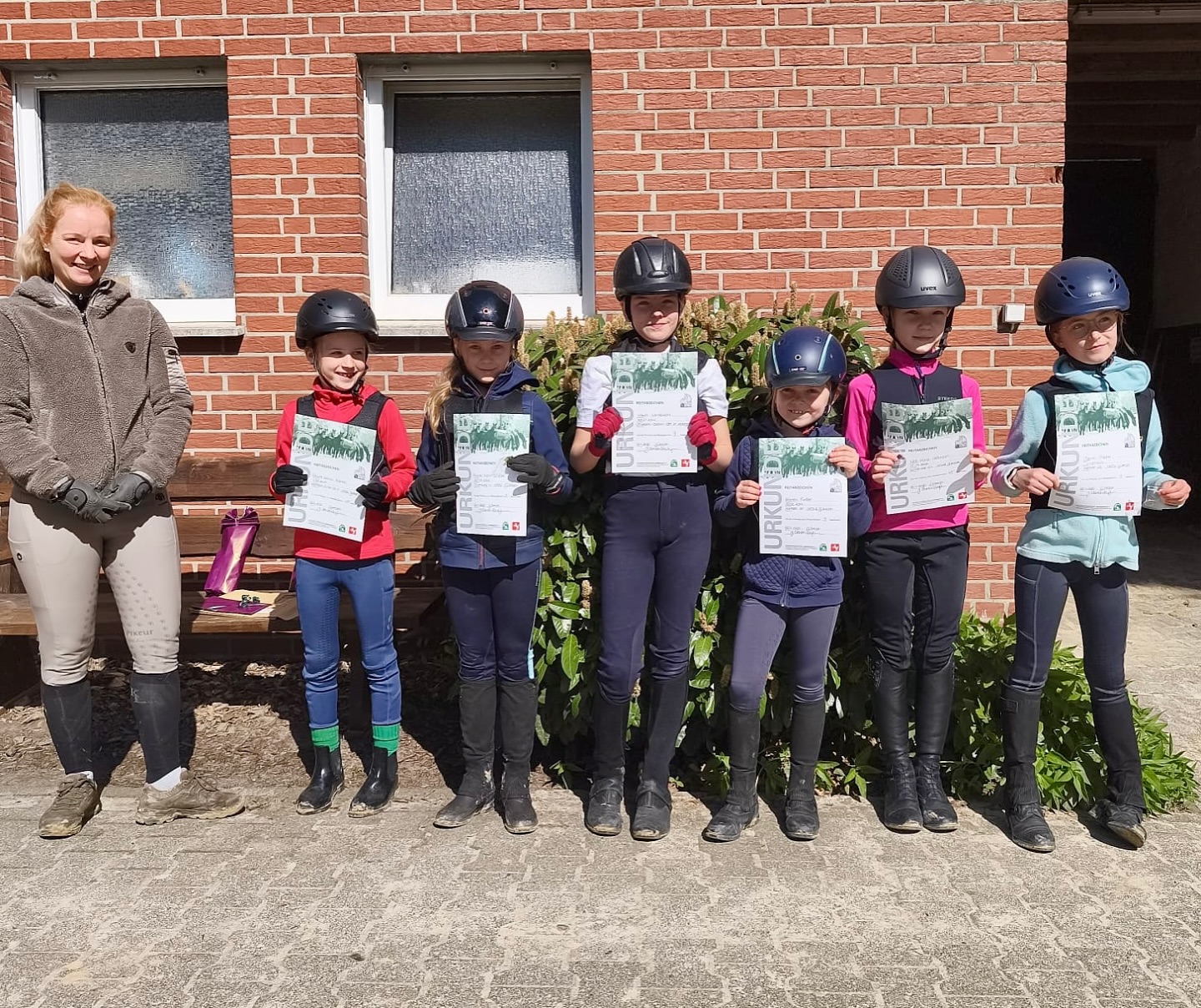 REITABZEICHEN 🐴🌼
Heute Vormittag konnten alle Teilnehmer die Reitabzeichen 9 & 10 nach einem zweiwöchigen Lehrgang bestehen! Herzlichen Glückwunsch und einen ganz großen Dank an Johanna! 💛 @johannawiggermann