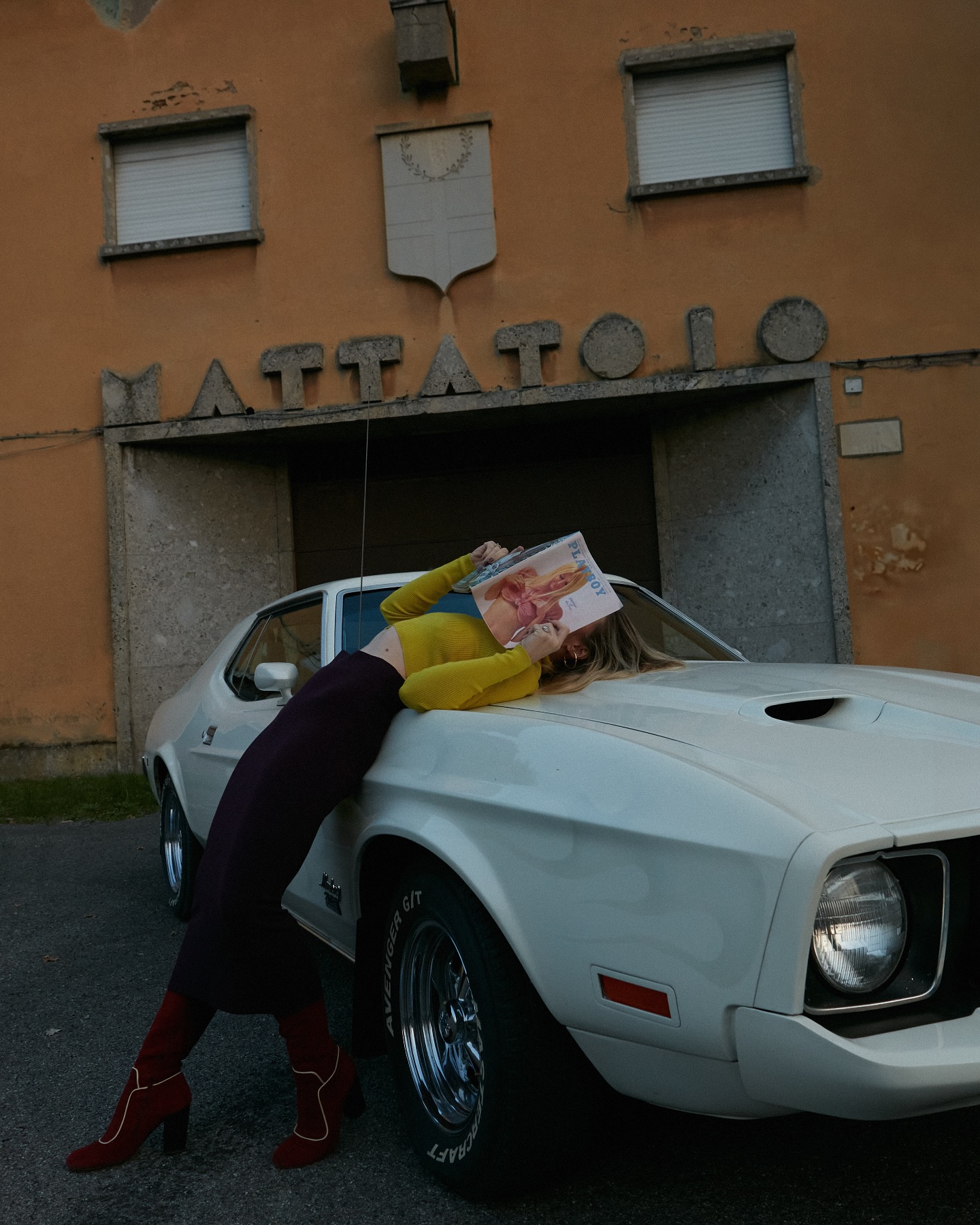 La mia musa, svenuta davanti a un tempio dell’assurdo.
Una macchina lucida, un corpo inerme, un ex mattatoio alle spalle.
In un mondo che oggi celebra l’amore sacrificando la vita di cuccioli innocenti, l’unica cosa che muore davvero è il senso.
Questa e’ la mia Pasqua.
📸 @jungle_kia
🧡 @luciadelpasqua