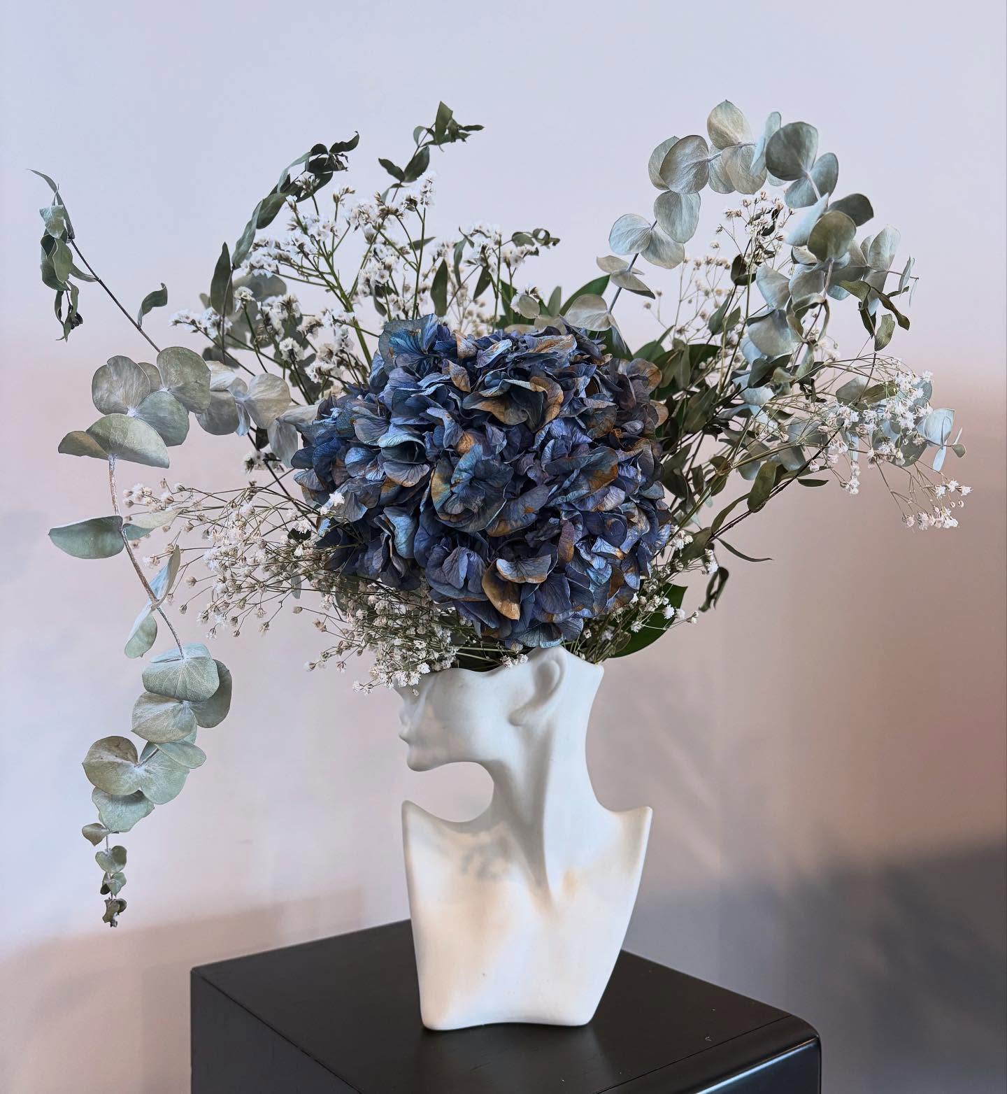 Still completely dig this vessel like the first day I bought it 💜 Gotta love an end of season hydrangea that dries perfectly 🌈