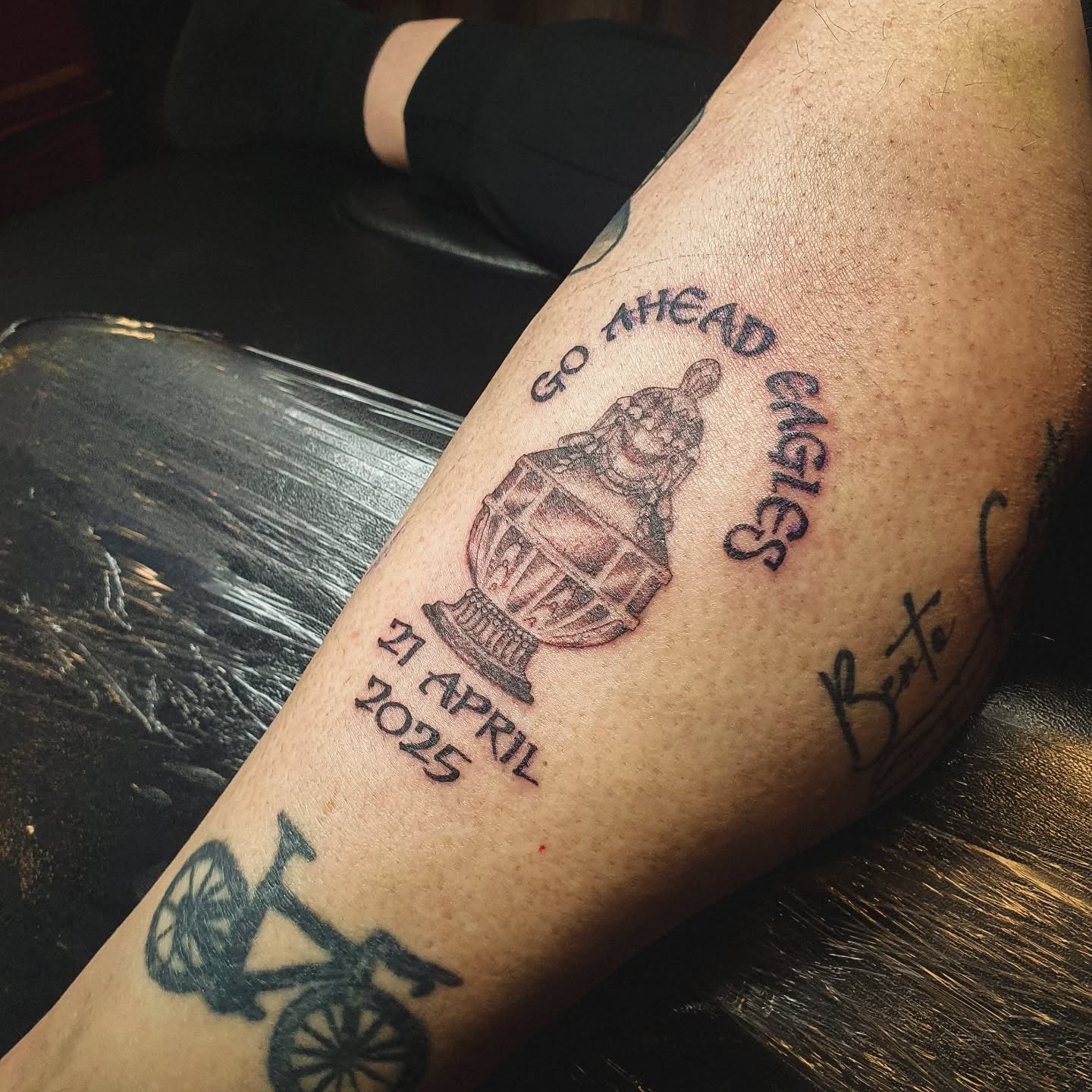 🦅 By no means we are trying to be gloryhunters, that's a big YUCK! in our book!
🔴🟡 What we do like is doing tattoos on people that really love their club and hold it dear to their hearts. The atmosphere and passion it breathes. We were the fortunate ones to win the cup, and the city went into partymode with the tattoos to celebrate it!
🏆 Congratulations to @gaeagles and their loyal supporters!
✨️ Tattoo done by our marvelous miss @mialoca_tattoos
#goaheadeagles #kowet #goahead #deventer #homeoffootball #deventertattoo #tattoo #champions #trophytattoo #alwaysdoublecheckyourspelling