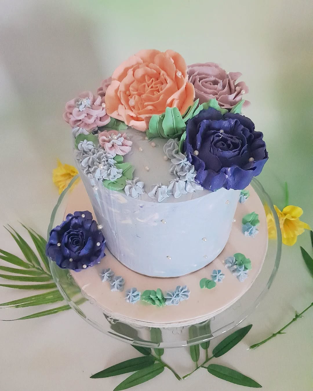 On reste dans un thème coloré avec ce gâteau fleuri réalisé entièrement en crème pochée pour les fleurs.
#laperlerarecakedesign #gateaufleuri #buttercream #buttercreamcakes #flowercake #gâteauanniversaire #gateaupersonnalisé #Lyon #oullins #montmein #pierrebenite