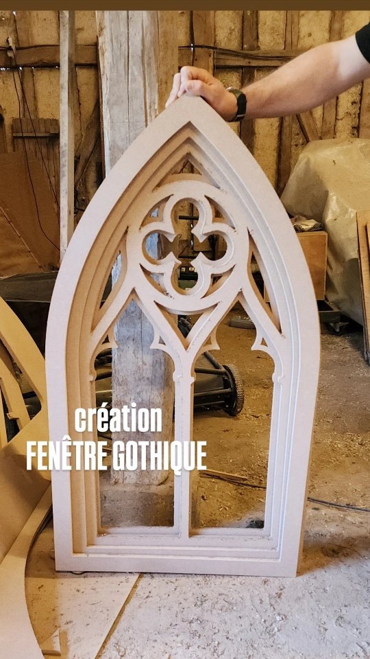 Dans le salon, vous reconnaîtrez la cheminée Gryffondor et les fenêtres sont elles inspirées de l'église de Créney-près-Troyes en clin d'œil à notre région
#auxnuitsmagiques #gothique #vitrail #troyes #nuitinsolite #nigloland #airbnb #magie #hp #harrypotter #gryffindor