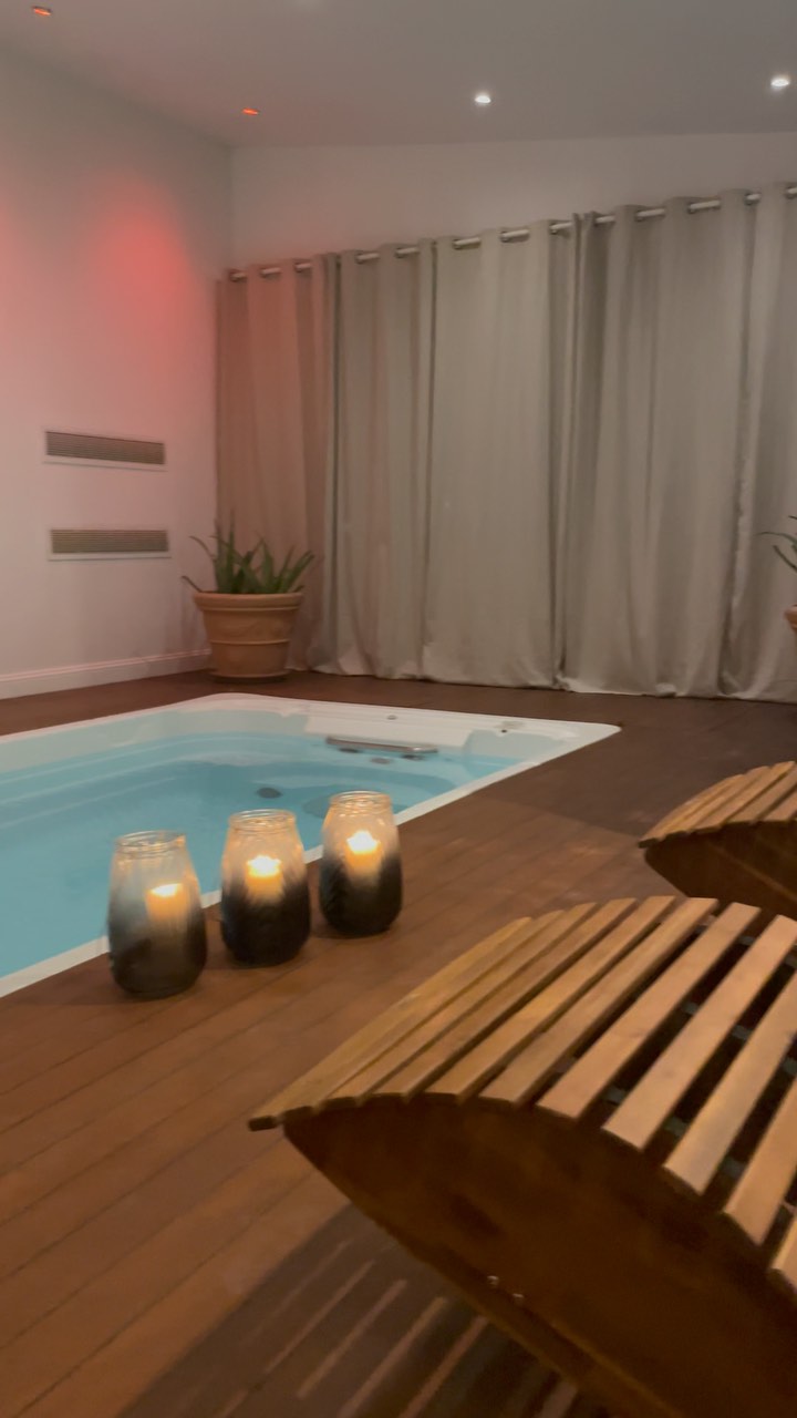 Plongez dans un moment de pur bien-être au Spa du Domaine 🧖♀️
Besoin de vous ressourcer ? Notre spa est l’endroit idéal pour une pause détente, que vous soyez voyageur de passage ou simplement à la recherche d’un instant rien que pour vous.
Profitez de notre spa de nage, laissez-vous envelopper par les bulles de notre jacuzzi, détendez-vous dans le sauna, et offrez-vous un massage sur réservation pour une expérience 100% cocooning.
Le Spa est accessible à tous, sur réservation – que vous séjourniez chez nous ou non !
Offrez-vous une parenthèse bien-être, vous l’avez mérité 🌸