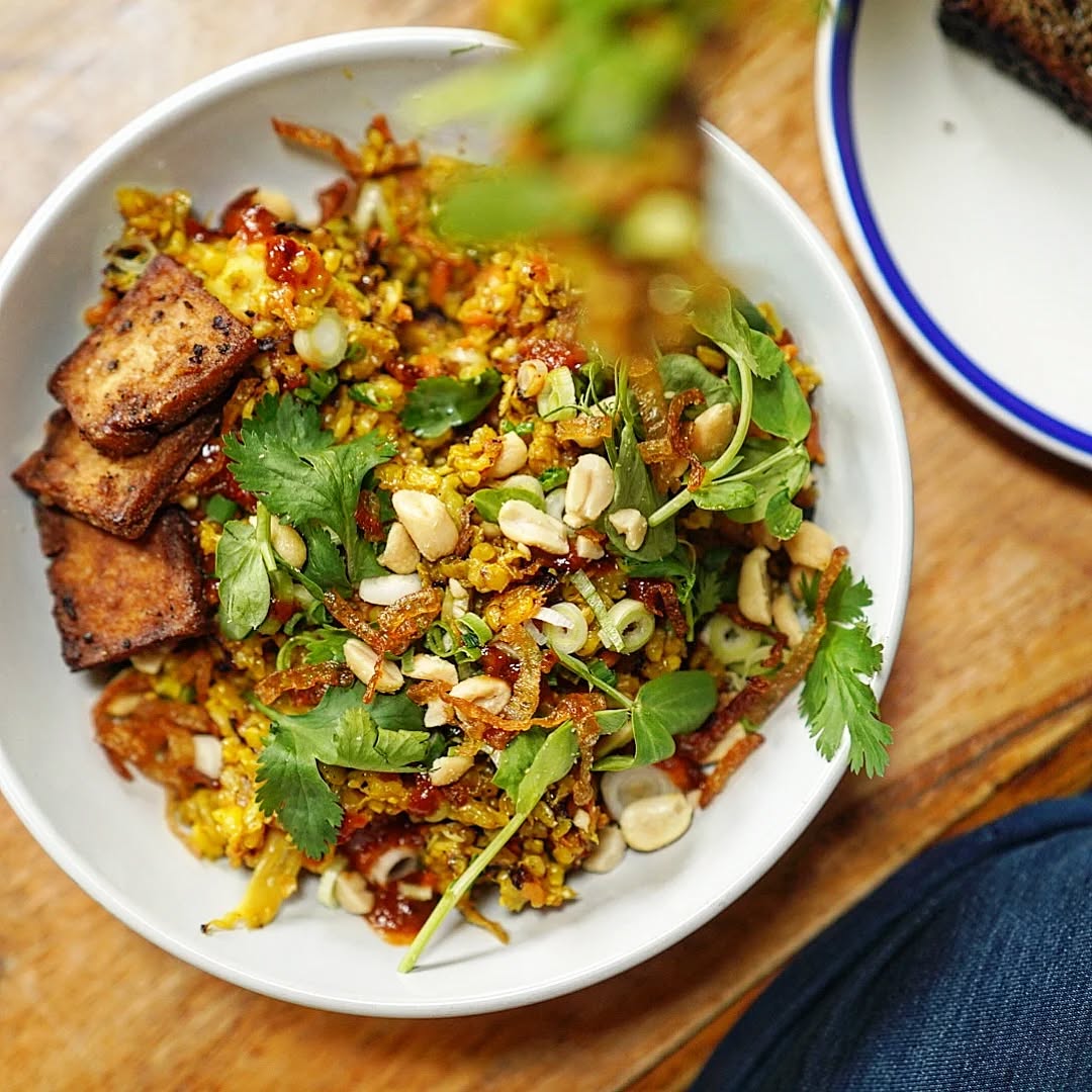 If you haven't been over to @caffirfelin yet this is your sign to go !
A place to gather and meet with friends and family, to sit and enjoy meals full of all colours and flavours. All homemade using organic produce. The lunch menu changes every two weeks to keep your taste buds itching for more! Breakfast served all day. Freshly baked goods at the counter and delicious @poblado_coffi, medicinal herbal teas, homemade cordials and kombucha!
🌿☕🥕
Dyma eich arwydd i ddod draw i'r caffi os nad ydych chi wedi cael y pleser eto!
Prydau wedi'i greu â llaw yma yn y caffi gyda cynhwysion organig gan cynhyrchwyr bychan. Llond lle o liwiau a blasau gwahanol, gyda'r bwydlen cinio yn newid pob pythefnos wrth ddilyn y tymhorau a gwahanol ysbrydoliaeth gan y cogyddion. Mae'r brecwast ar gael trwy dydd, yng nghyd a coffi, amryw o dê pherlysiau, diodydd meddal, a chacennau & theisennau wedi'i pobi yn ffres yma!