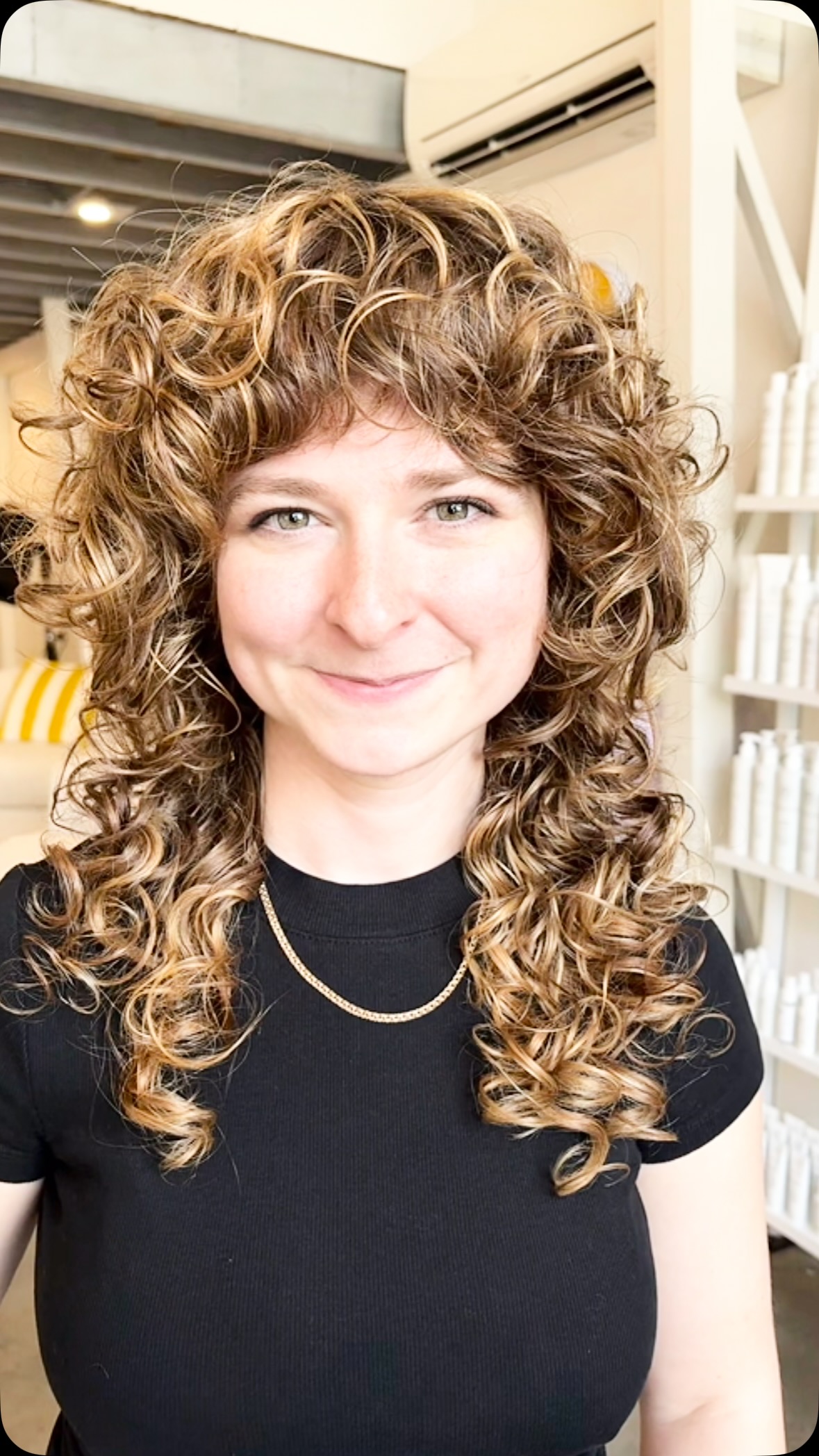 ✨Kristina✨
What a delight to paint these sun kissed hilights in these CURLS🤩 She came in with this already beautiful cut from the fantastic @cest_tiffany and we balayaged and trimmed up the bangs and styled with @innersenseorganicbeauty I Create Curl Memory and just had an all-around wonderful time.
Thanks Kristina!💛