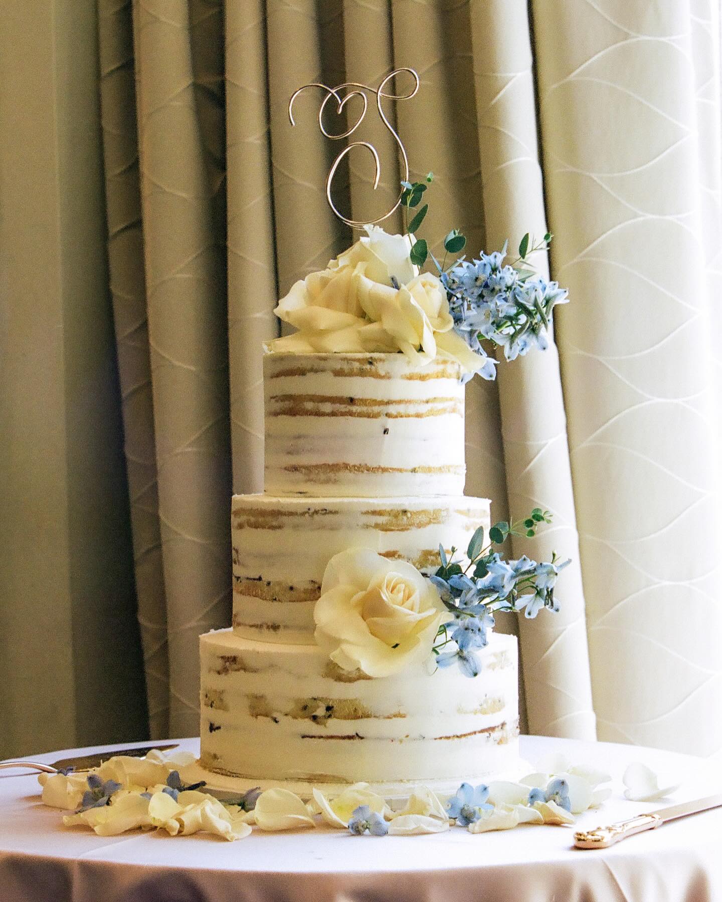 Let your cake be the “something blue”🩵
#weddingcake #3tiercake #somethingblue #customcake